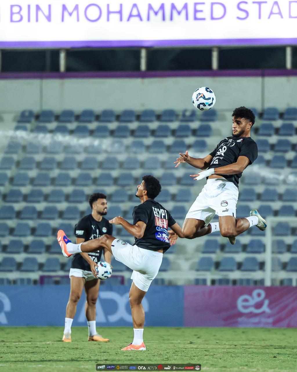 في حضور ابوريدة.. المنتخب الوطني يتدرب على ملعب هزاع بن زايد استعدادا لاوزبكستان