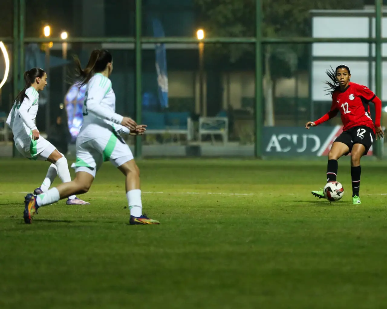 صور لقاء منتخب الكرة النسائية أمام الجزائر