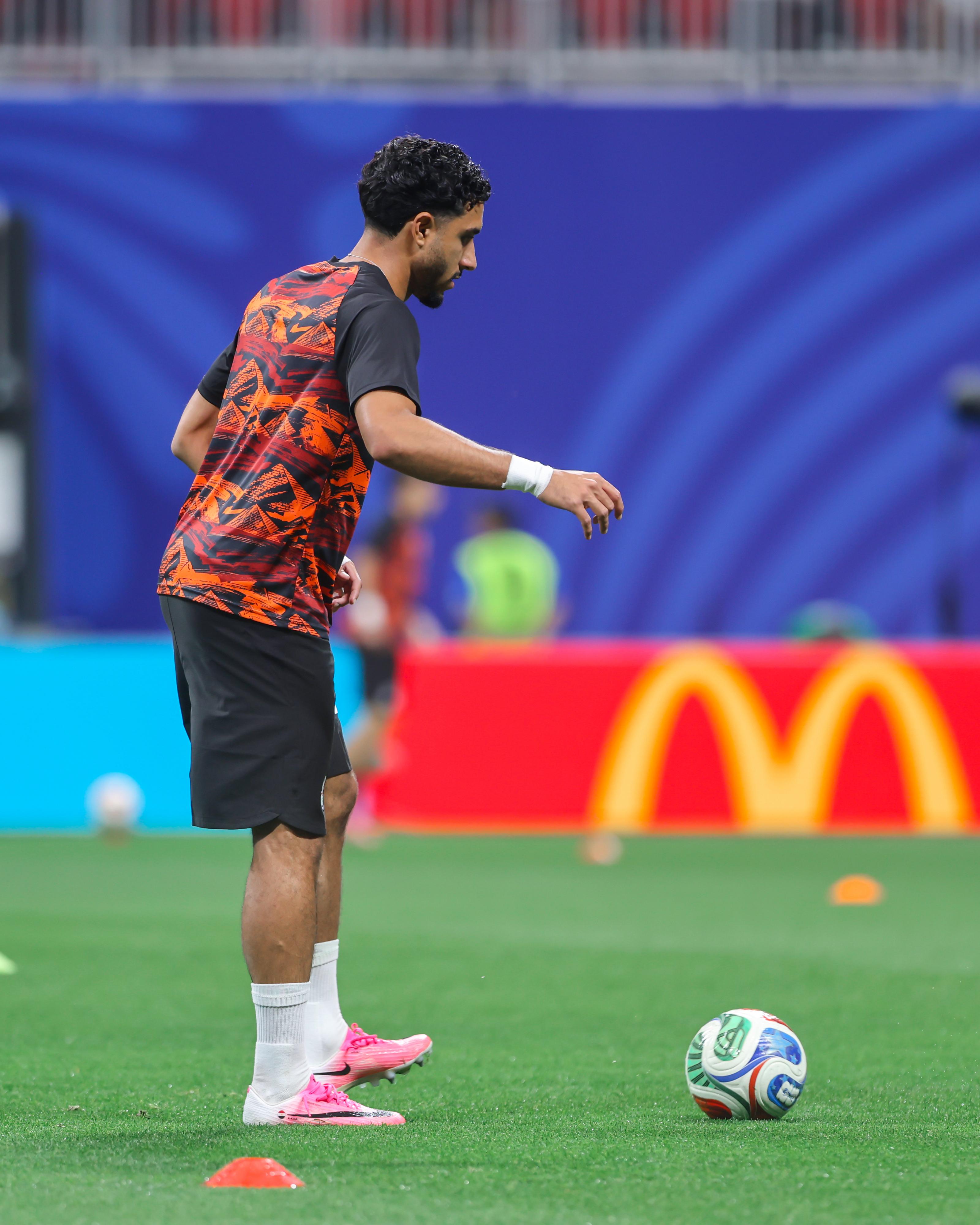 بالصور.. لاعبو منتخب مصر يخوضون فترة الإحماء قبل مواجهة الأرجنتين