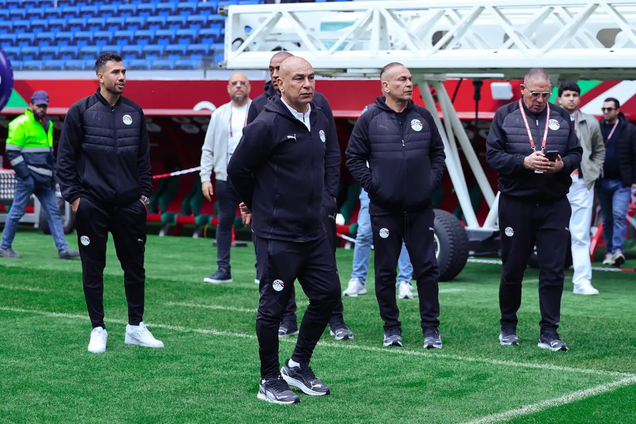 منتخب مصر يتفقد أرضية ملعب مباراة السنغال 