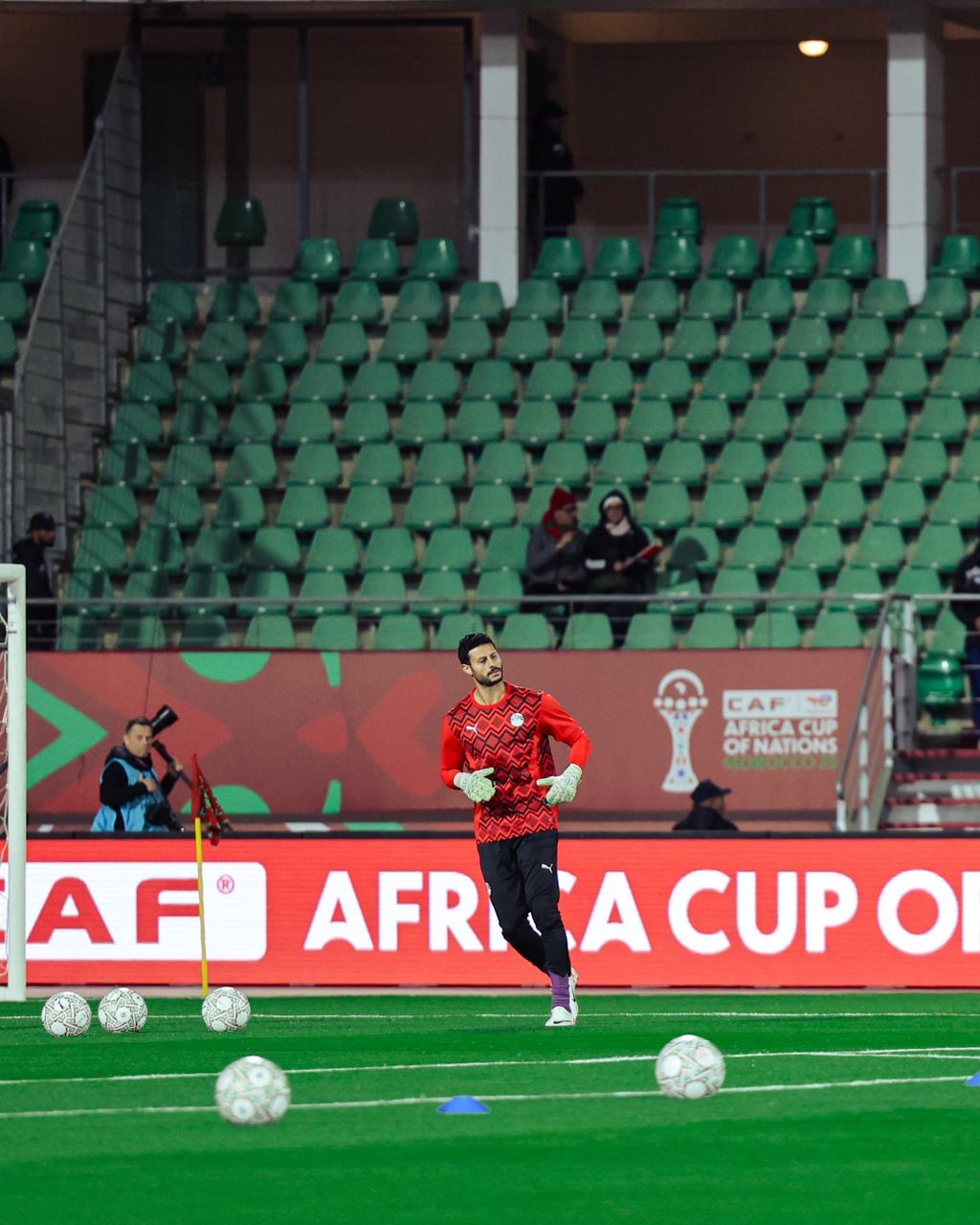 احماء لاعبو المنتخب قبل بداية مباراة زيمبابوي