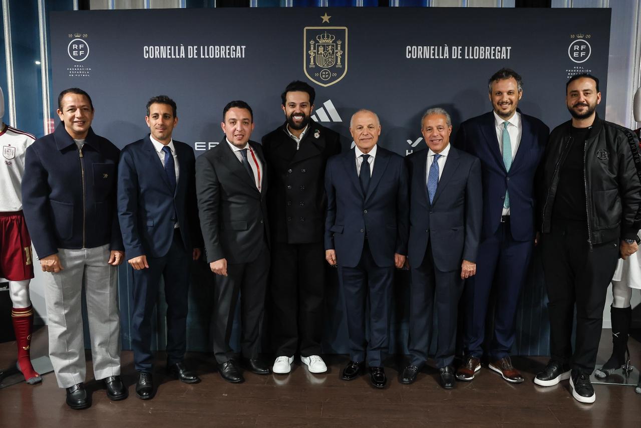 بالصور أبوريدة يهدي قميص منتخب مصر لرئيس الاتحاد الإسباني