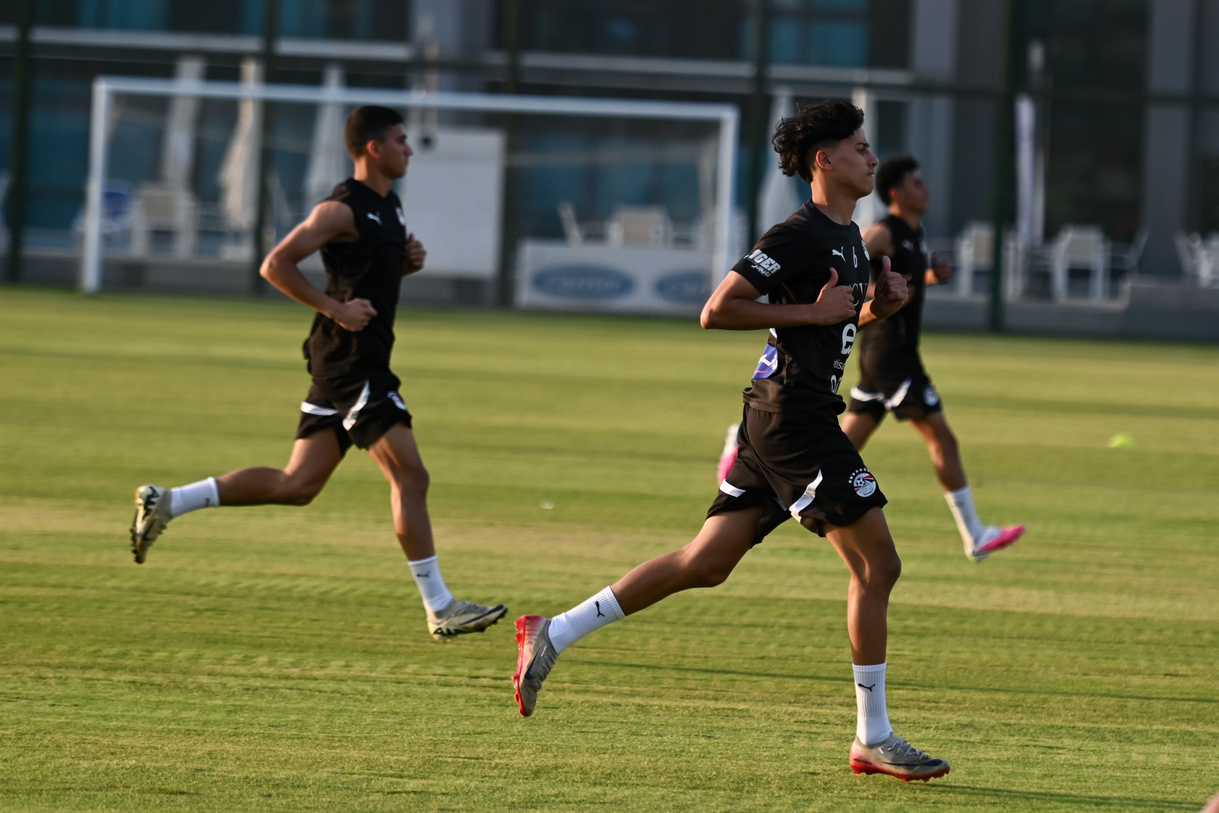 بالصور.. منتخب الشباب يواصل تدريباته بقيادة وائل رياض