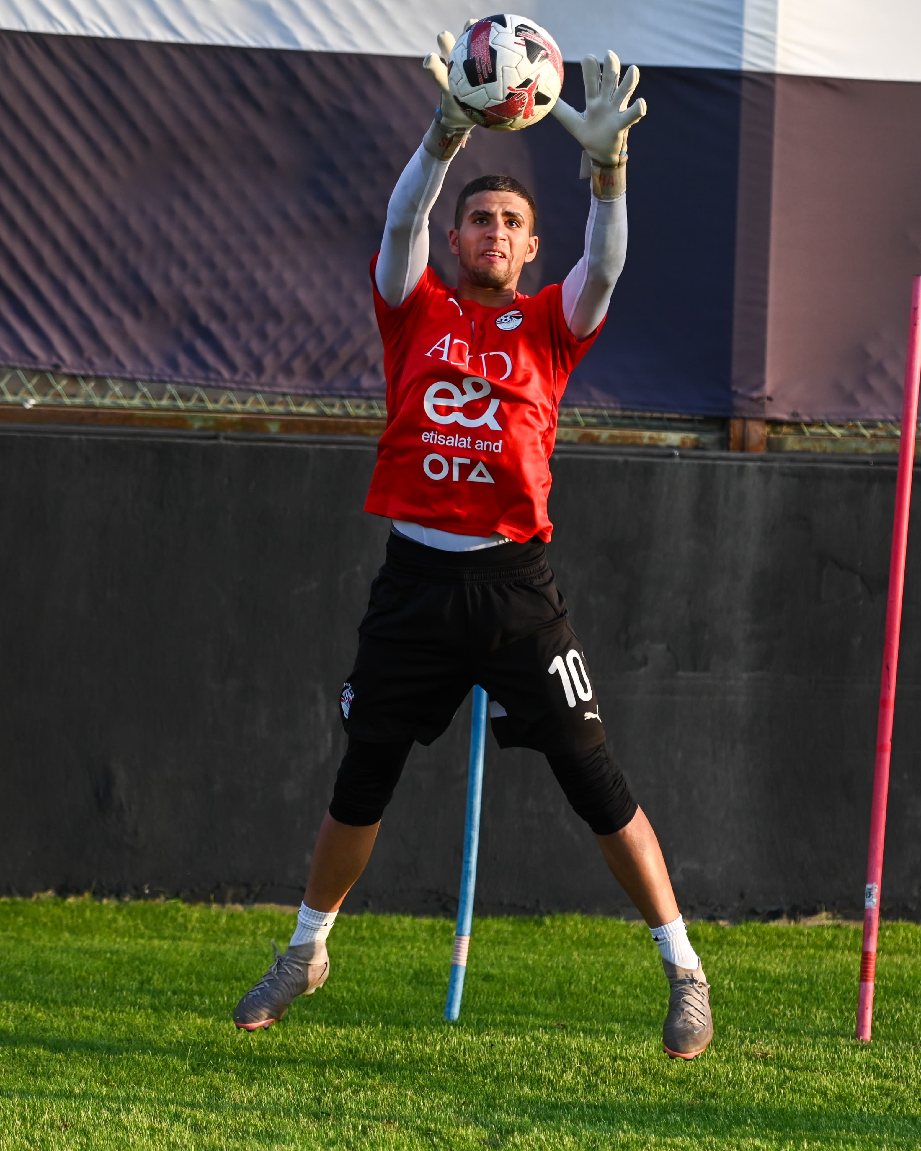 بالصور.. منتخب الشباب يواصل تدريباته بقيادة وائل رياض