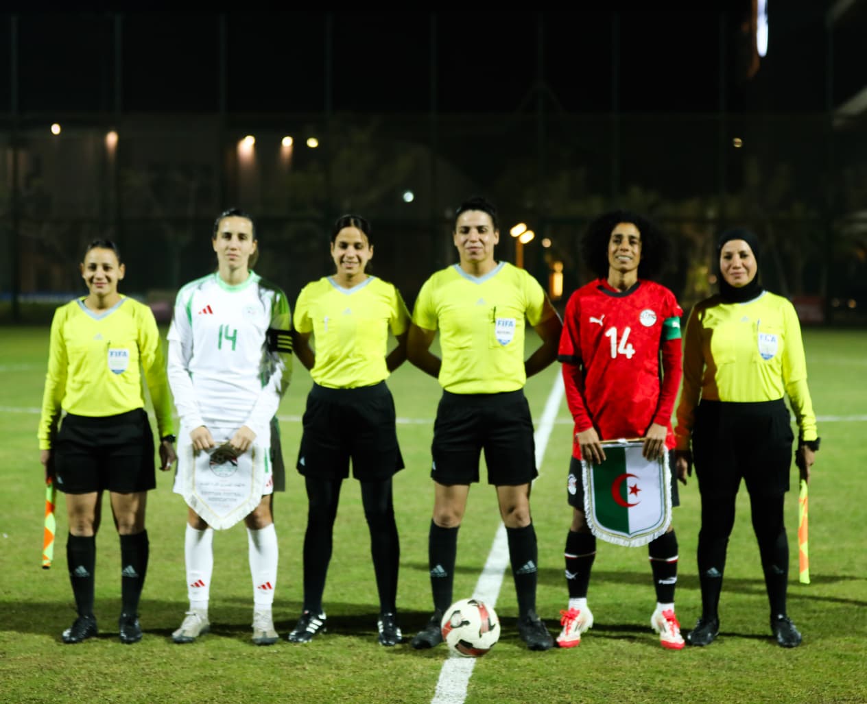 صور لقاء منتخب الكرة النسائية أمام الجزائر