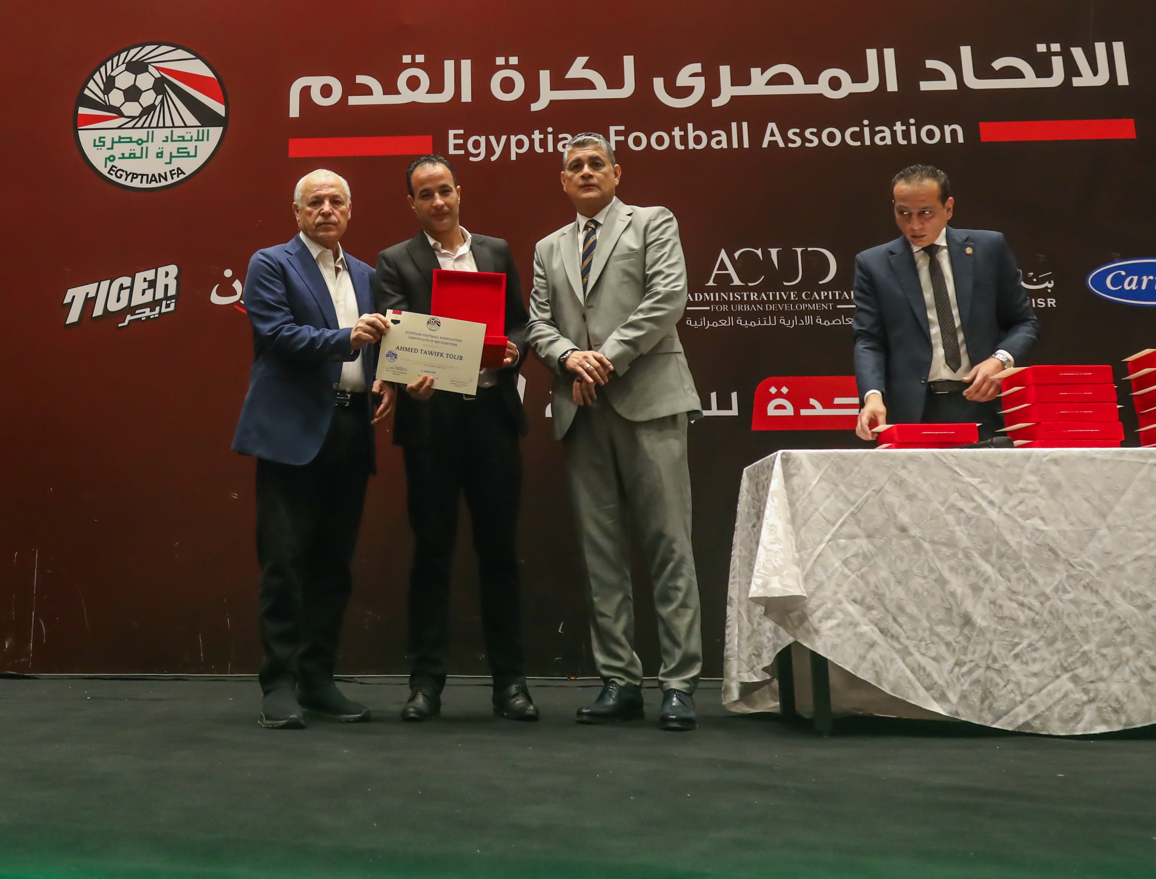 بالصور.. أبوريدة يسلم الشارة للحكام الدوليين