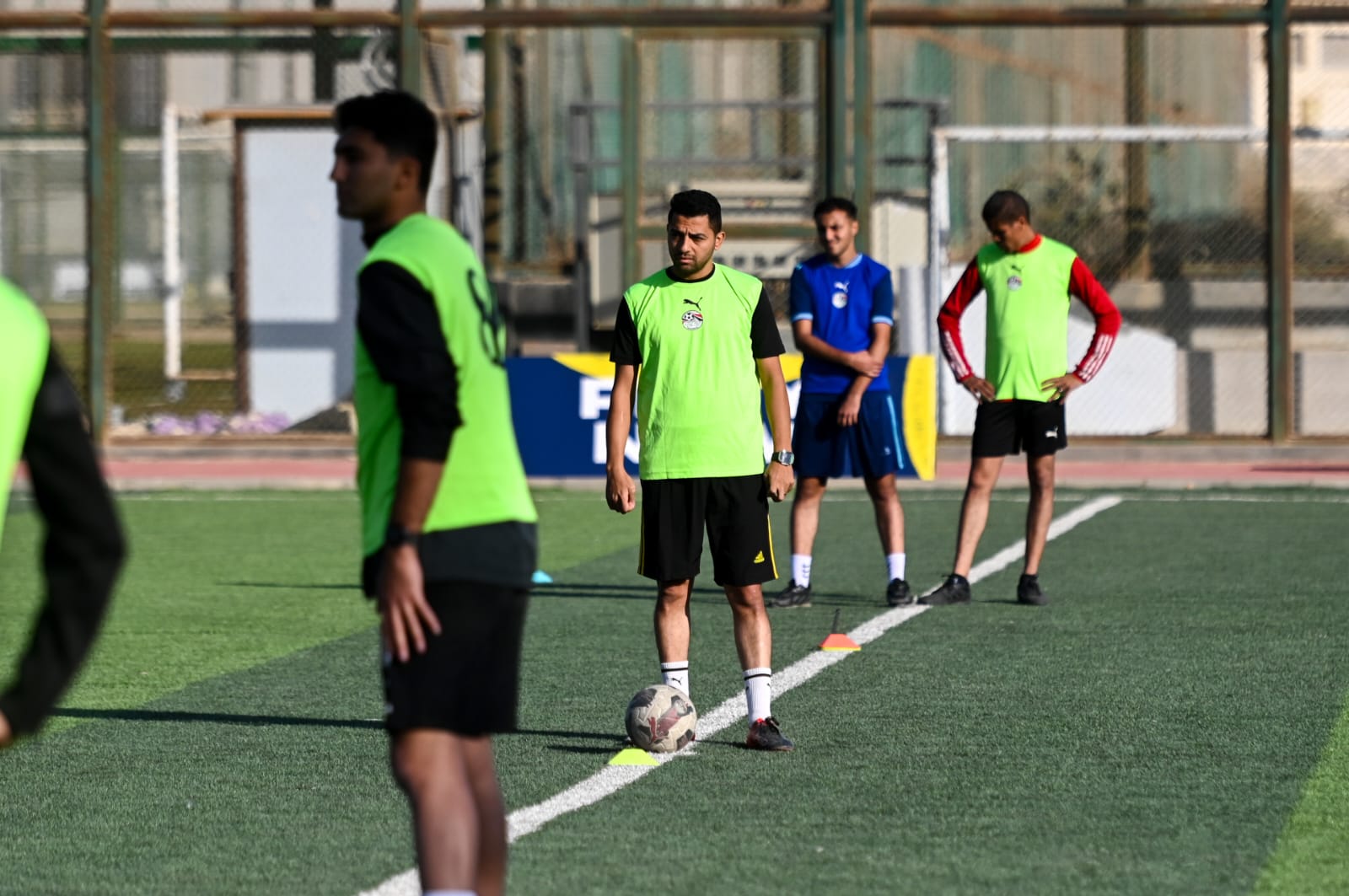 تدريبات فنية وبدنية للحكام تحت إشراف أوسكار رويز رئيس لجنة الحكام