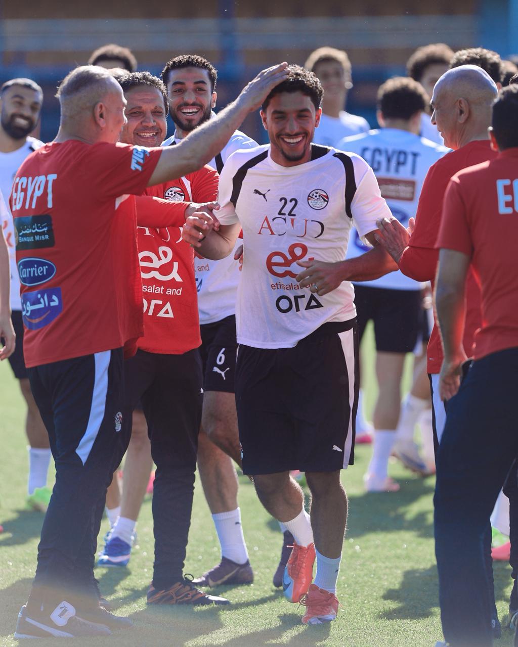بالصور.. المنتخب يحتفل بعقد قران عمر مرموش بممر شرفي