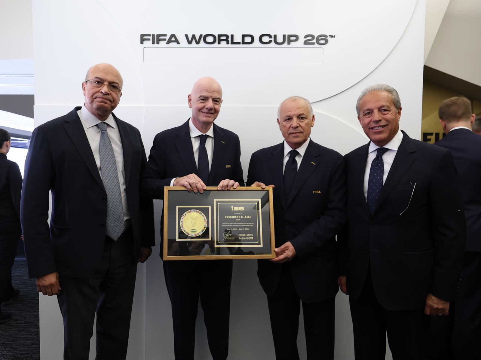 بالصور.. إنفانتينو وأبو ريدة يتبادلان الدروع التذكارية على هامش مباراة مصر وبلجيكا في كأس العالم 
