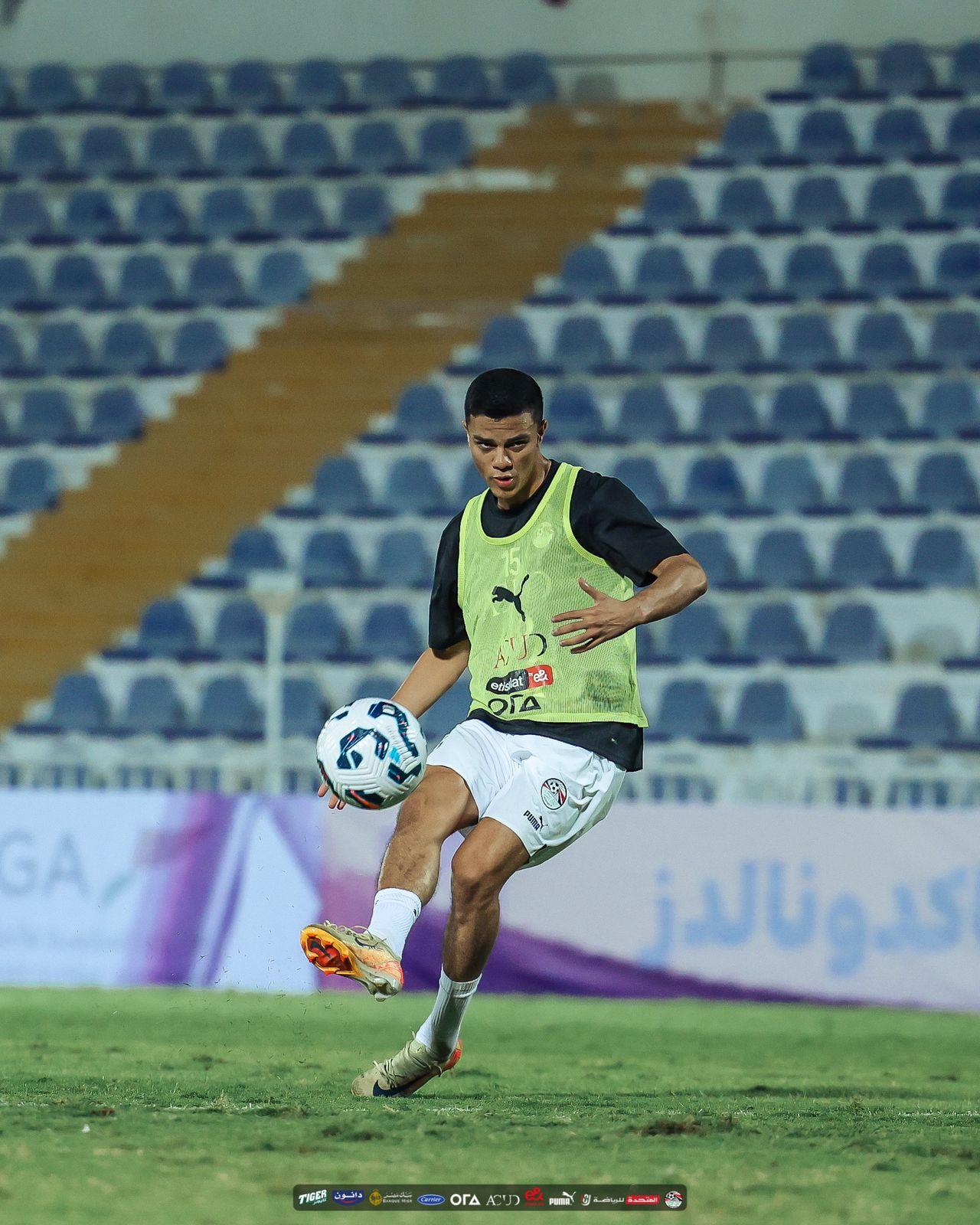 في حضور ابوريدة.. المنتخب الوطني يتدرب على ملعب هزاع بن زايد استعدادا لاوزبكستان