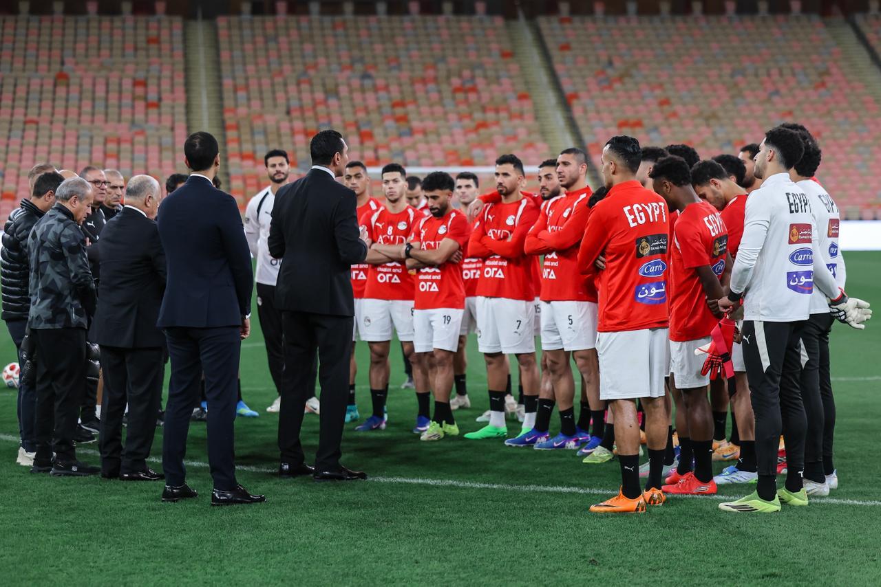 منتخب مصر يختتم تدريباته لمواجهة السعودية غداً.. ووزير الرياضة يجتمع باللاعبين