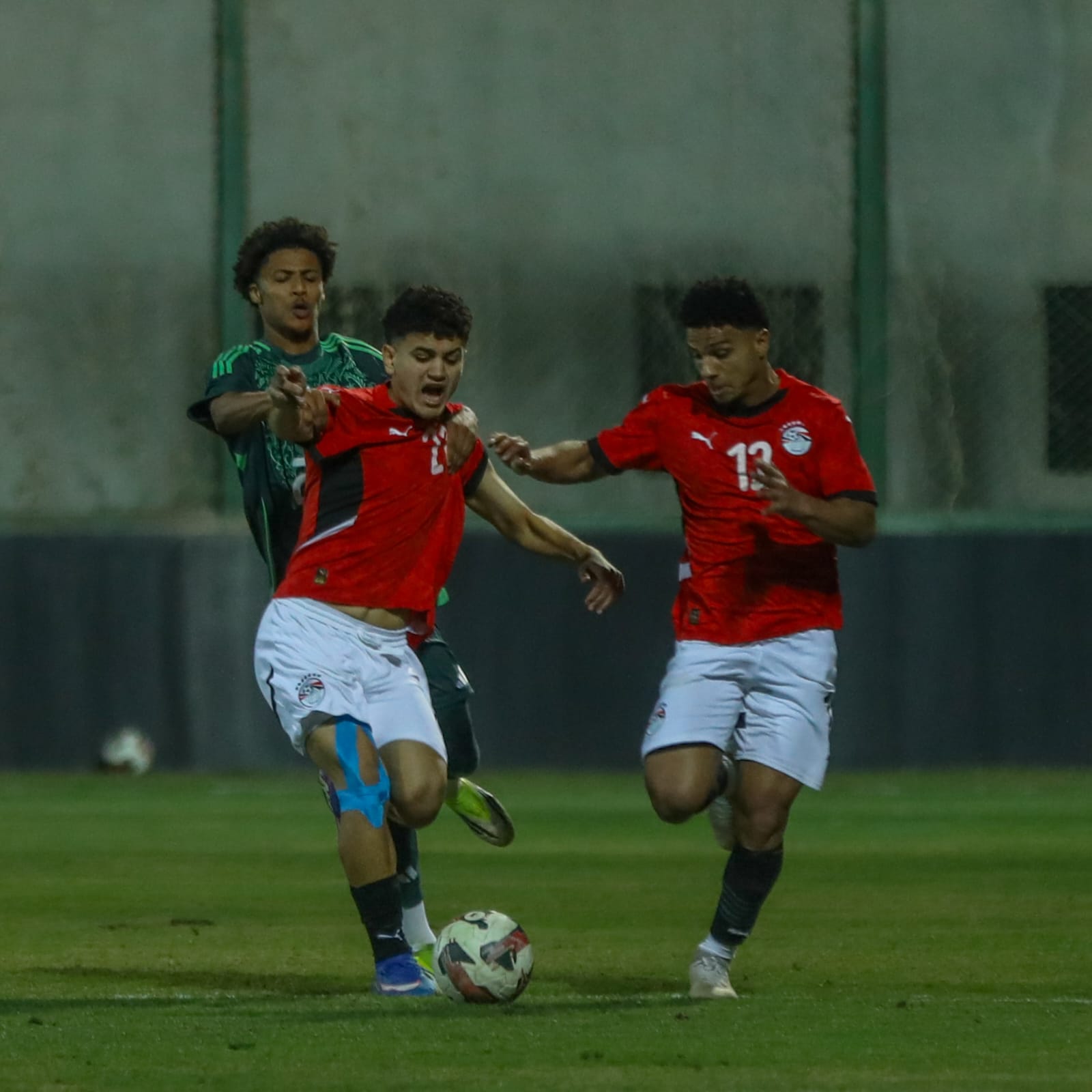 صور تعادل منتخب الشباب امام الجزائر وديا 