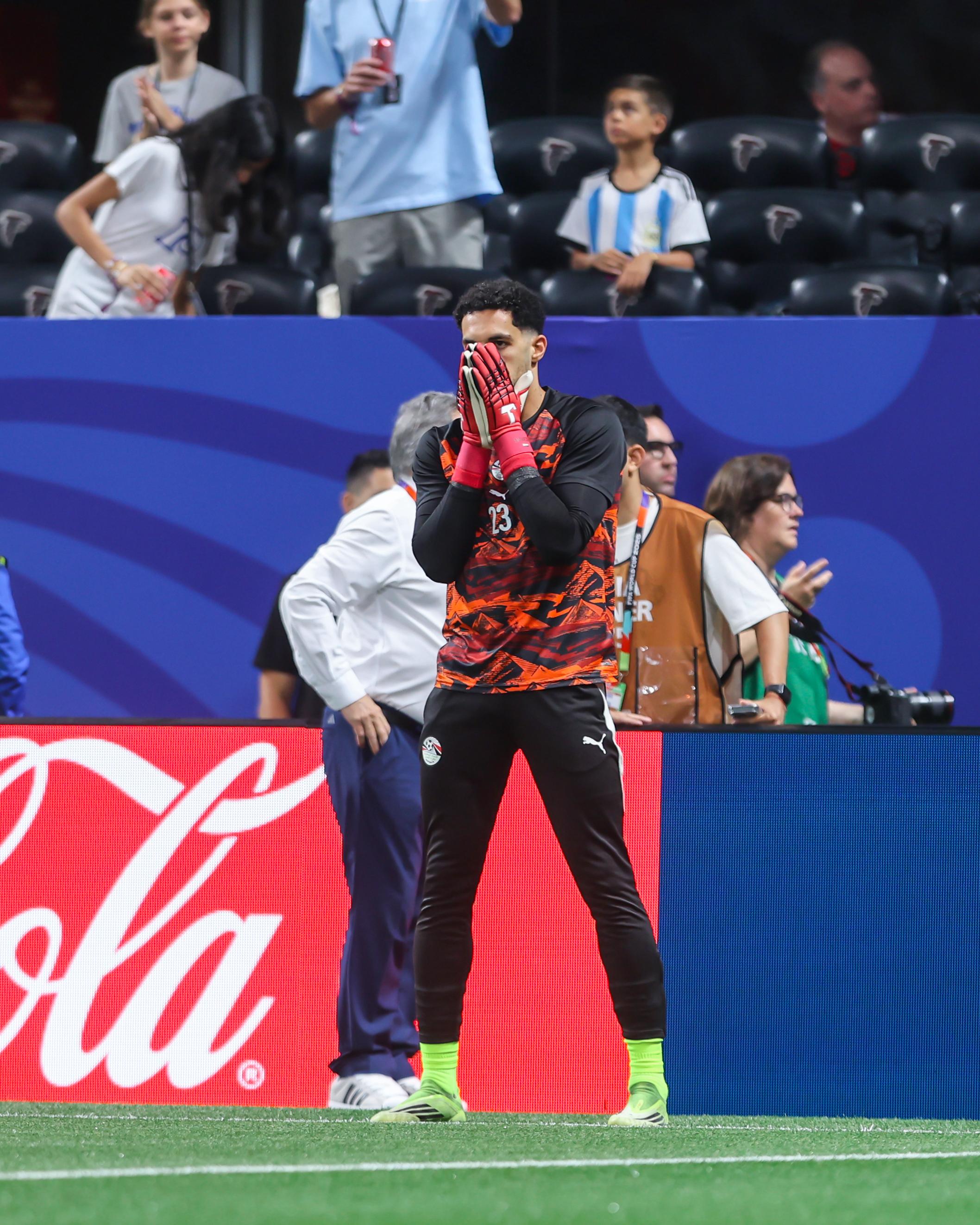 بالصور.. لاعبو منتخب مصر يخوضون فترة الإحماء قبل مواجهة الأرجنتين
