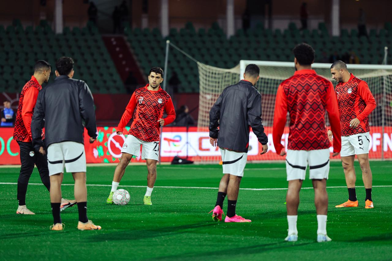 احماء لاعبو المنتخب قبل بداية مباراة زيمبابوي