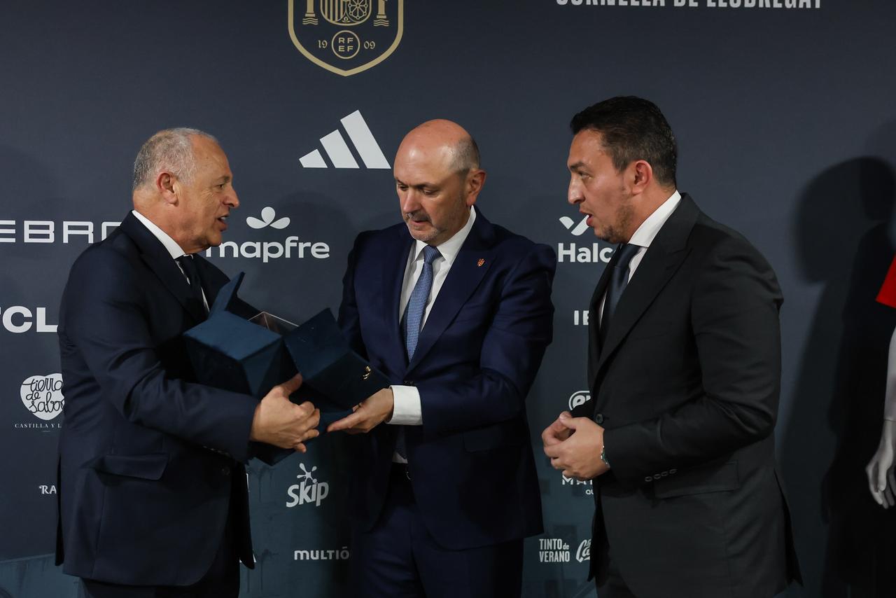 بالصور أبوريدة يهدي قميص منتخب مصر لرئيس الاتحاد الإسباني