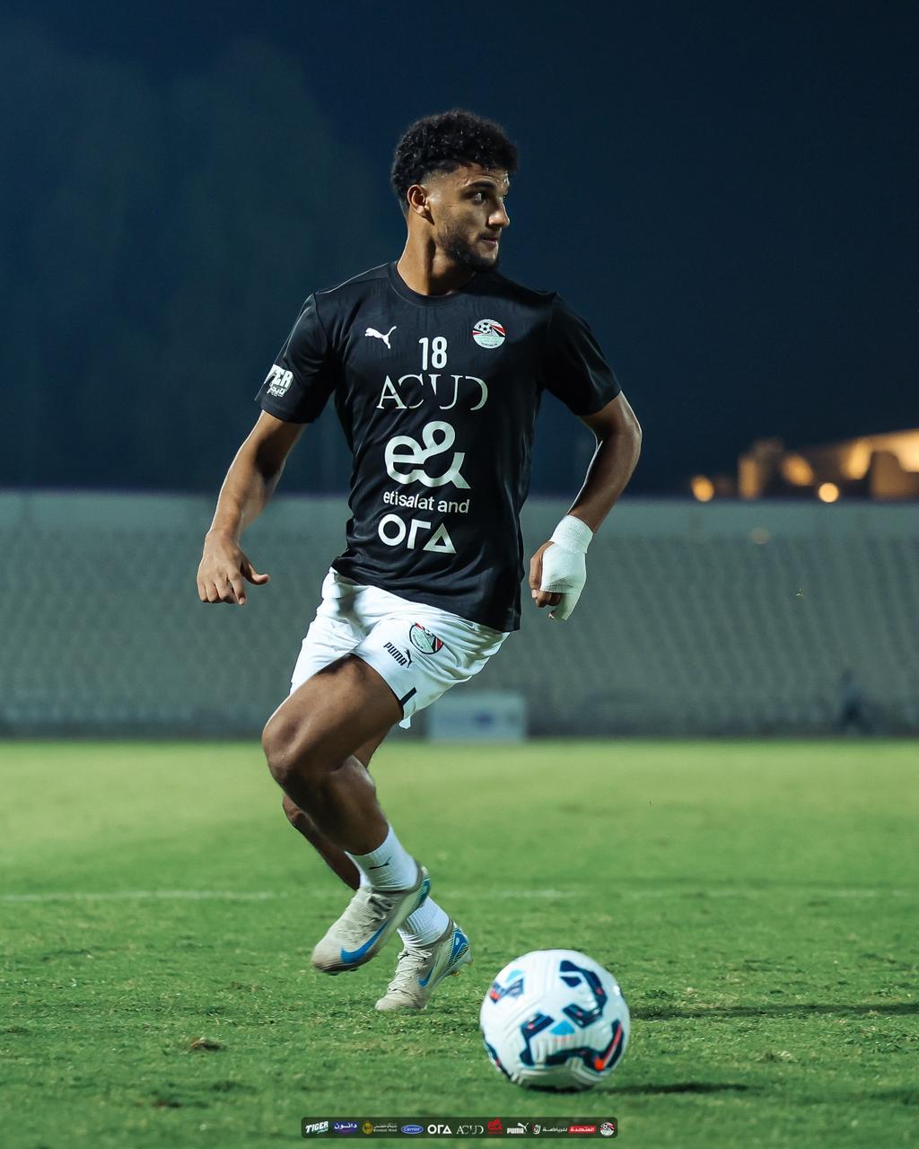 في حضور ابوريدة.. المنتخب الوطني يتدرب على ملعب هزاع بن زايد استعدادا لاوزبكستان