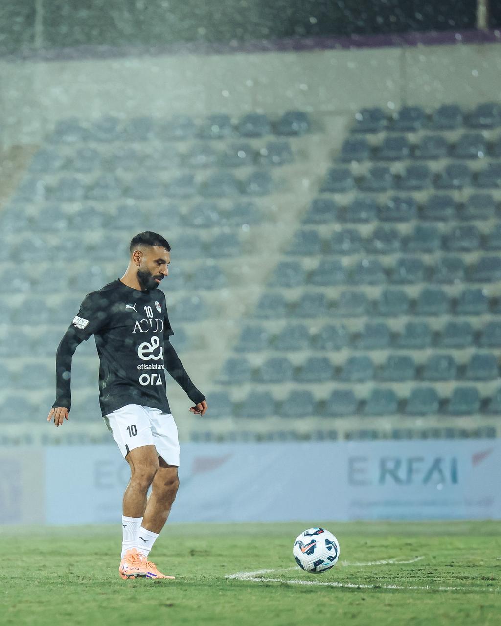 في حضور ابوريدة.. المنتخب الوطني يتدرب على ملعب هزاع بن زايد استعدادا لاوزبكستان