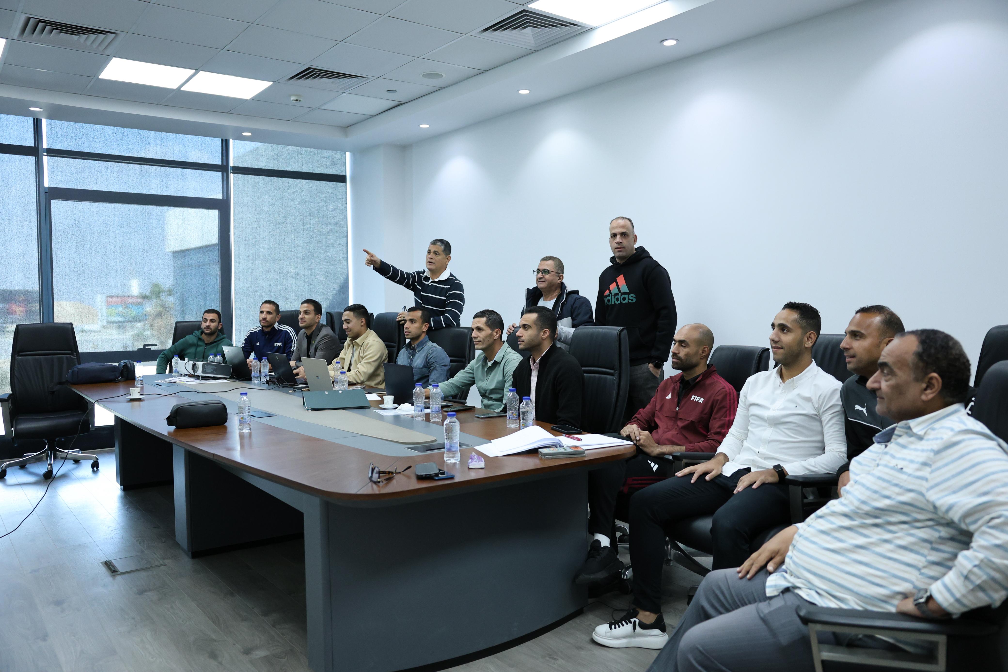 أوسكار رويز يعقد اجتماعًا فنيًا مع 9 حكام لمراجعة بعض الحالات 