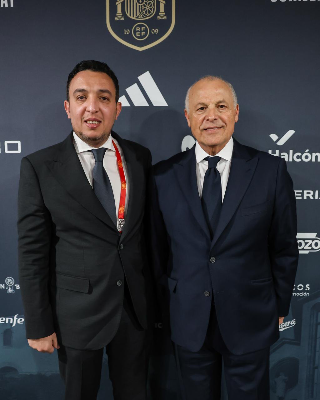 بالصور أبوريدة يهدي قميص منتخب مصر لرئيس الاتحاد الإسباني