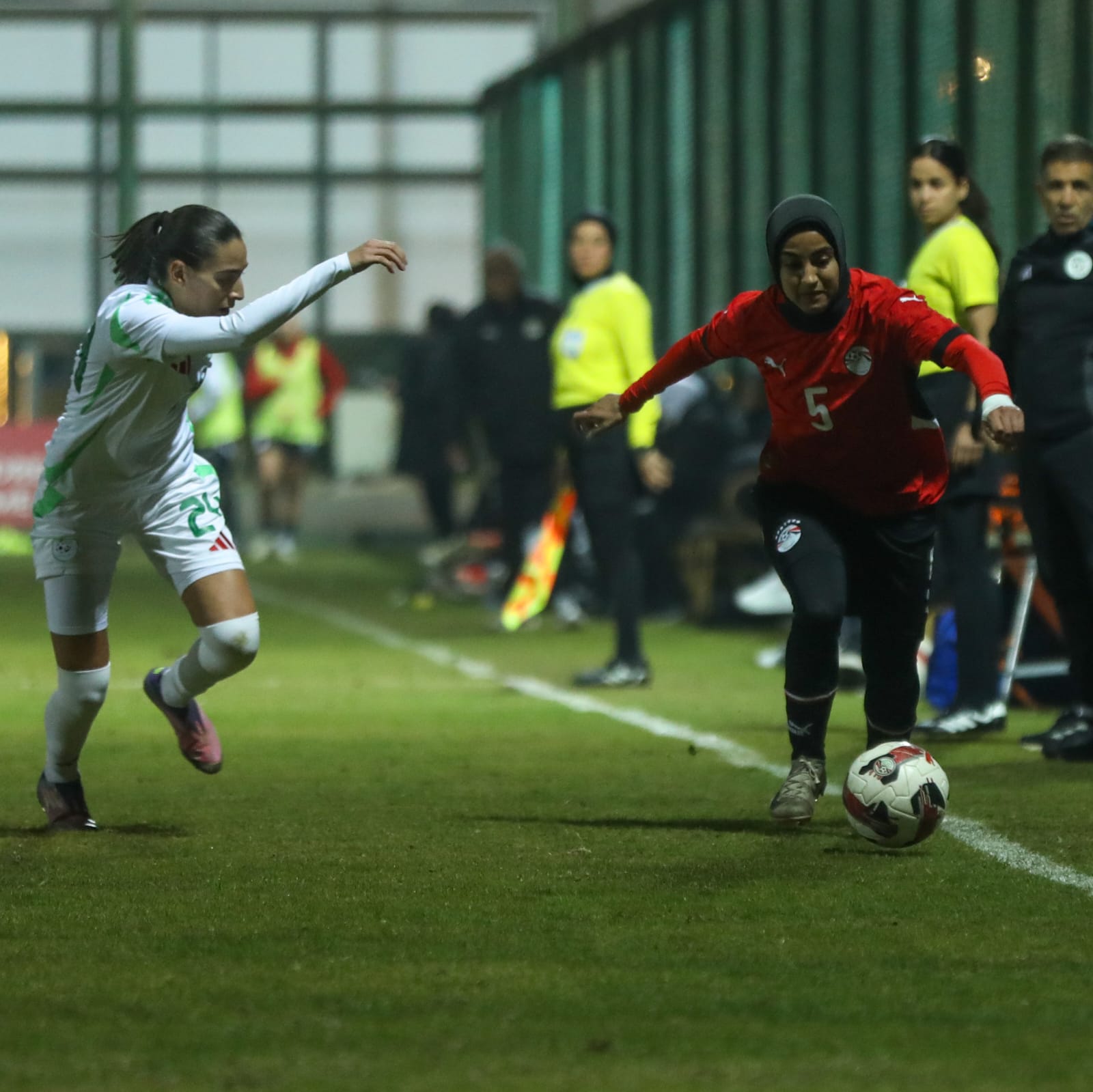 صور لقاء منتخب الكرة النسائية أمام الجزائر