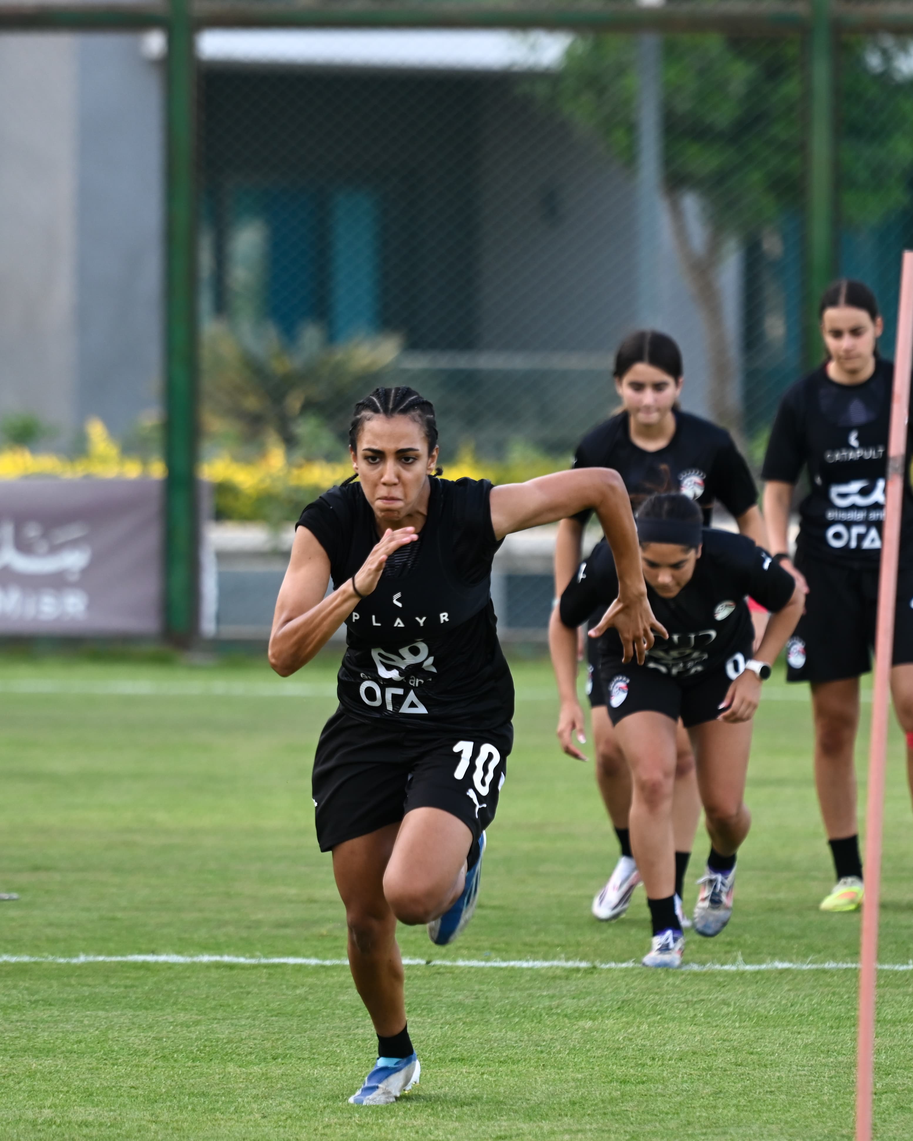 بالصور.. منتخب الكرة النسائية يواصل استعداداته لوديتي السنغال 