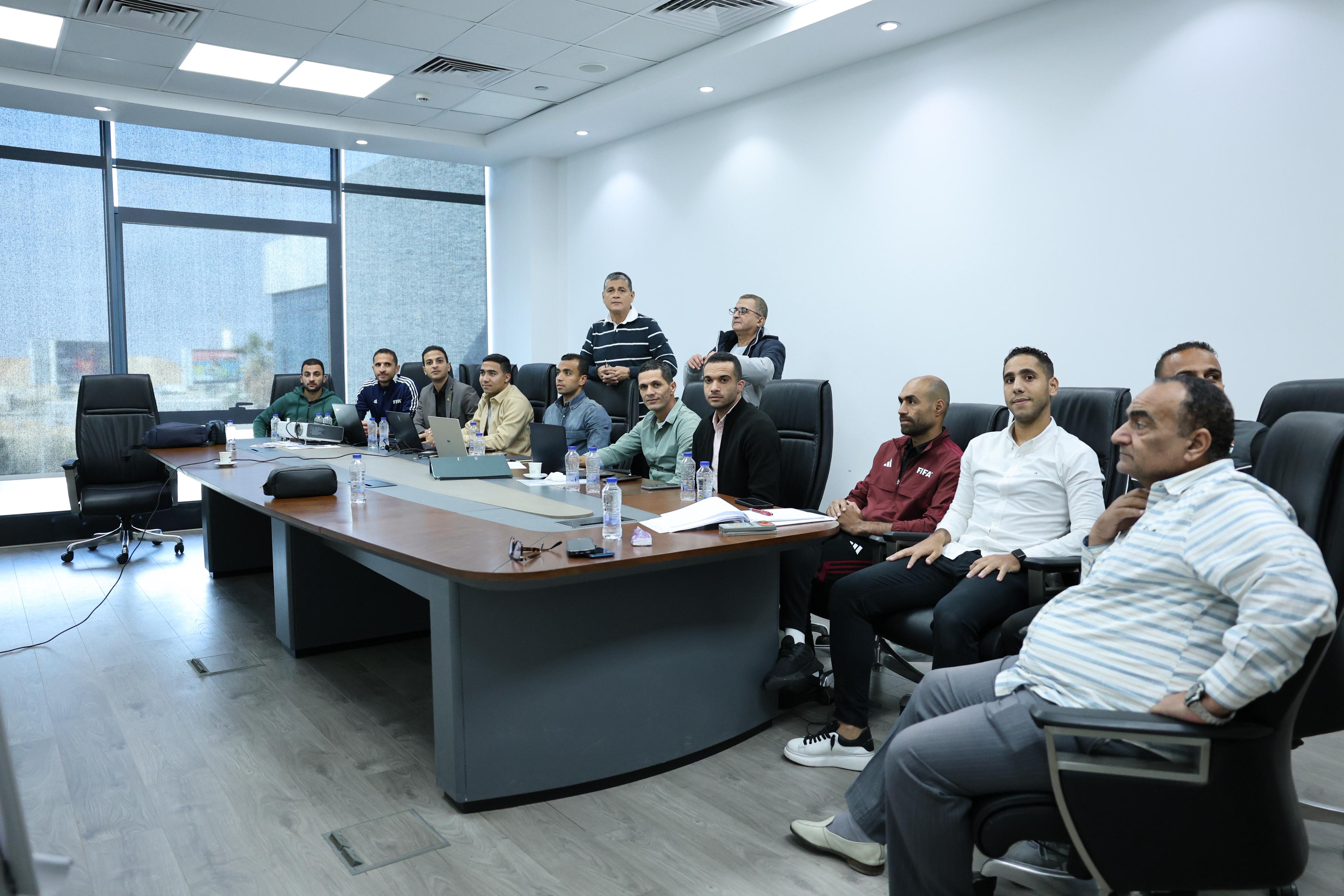 أوسكار رويز يعقد اجتماعًا فنيًا مع 9 حكام لمراجعة بعض الحالات 