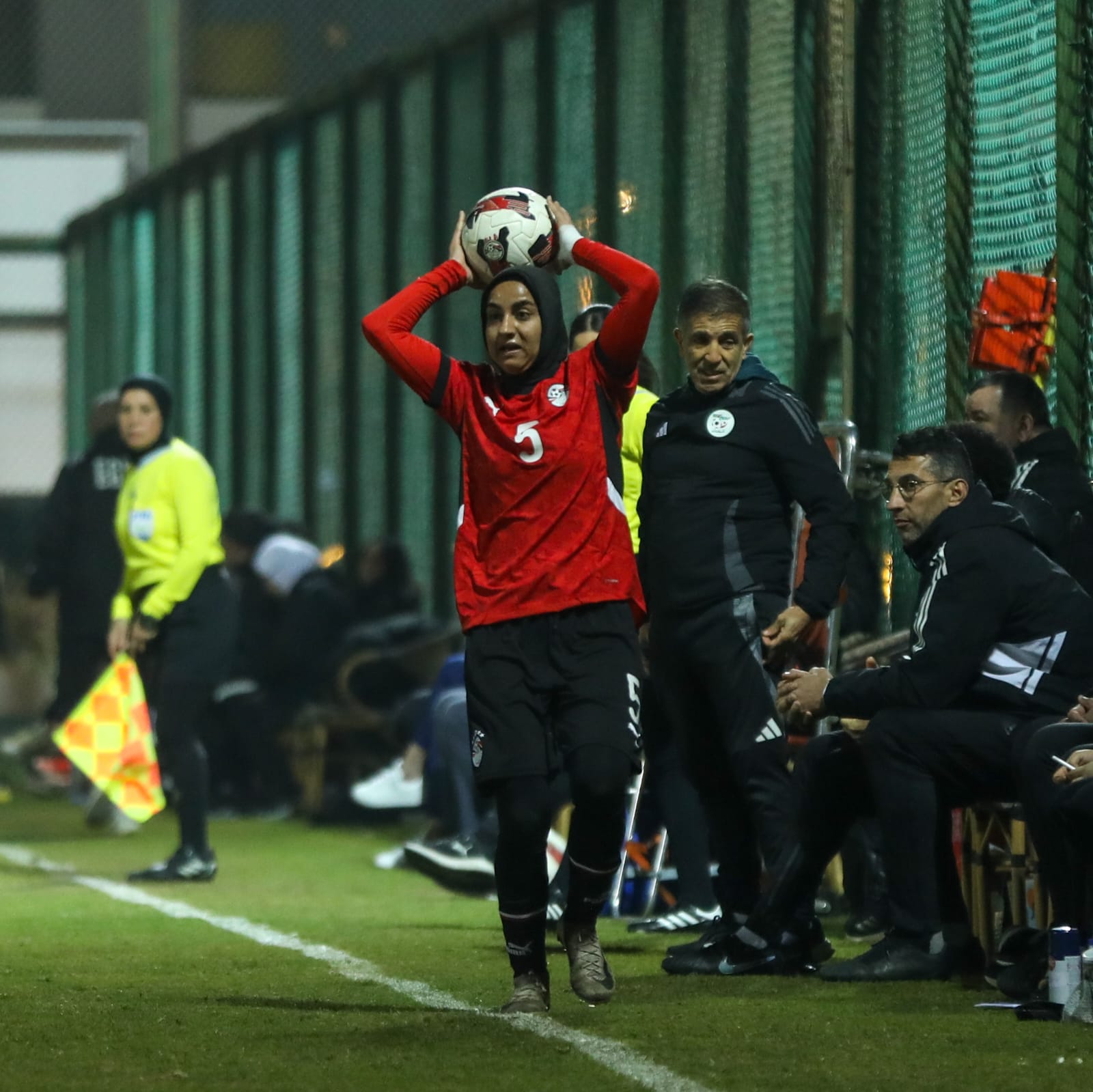 صور لقاء منتخب الكرة النسائية أمام الجزائر