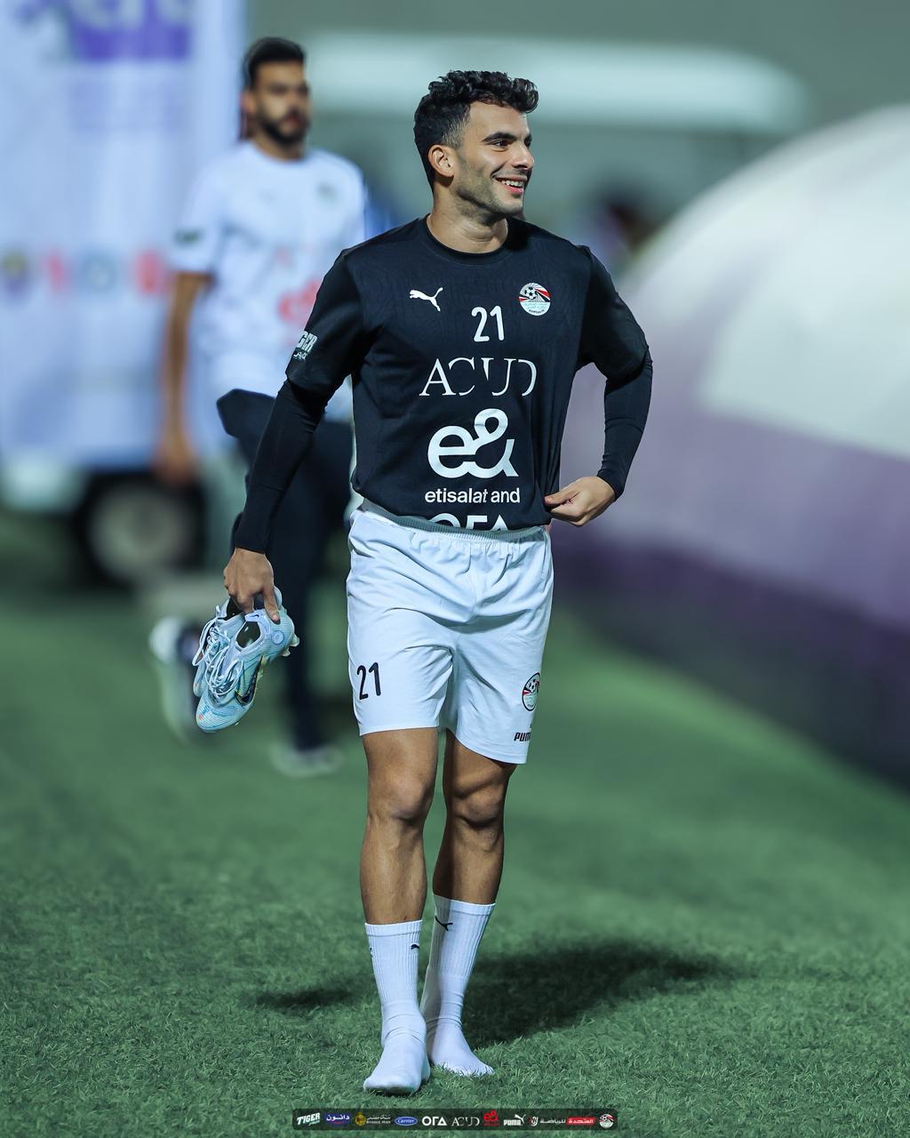 في حضور ابوريدة.. المنتخب الوطني يتدرب على ملعب هزاع بن زايد استعدادا لاوزبكستان