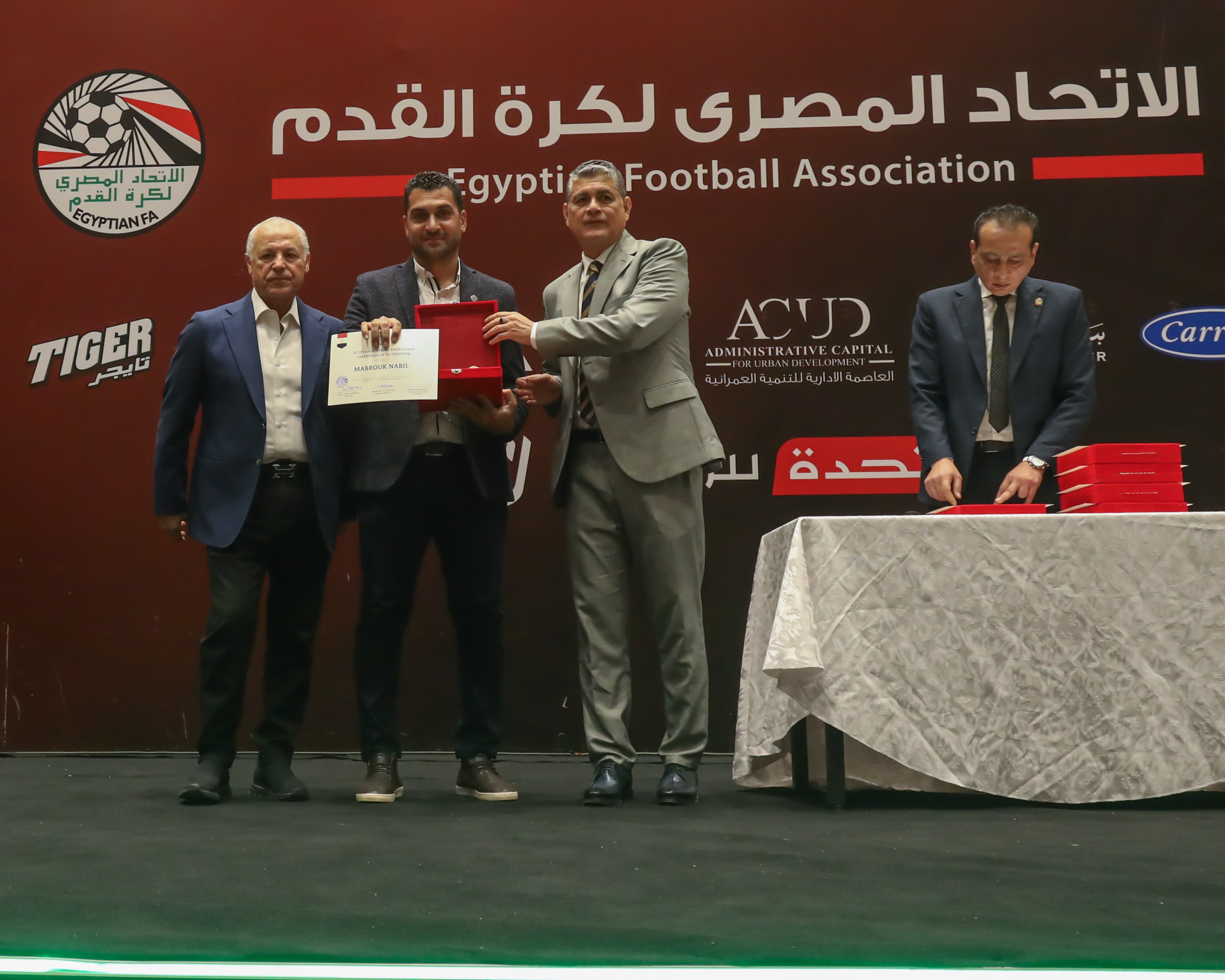 بالصور.. أبوريدة يسلم الشارة للحكام الدوليين