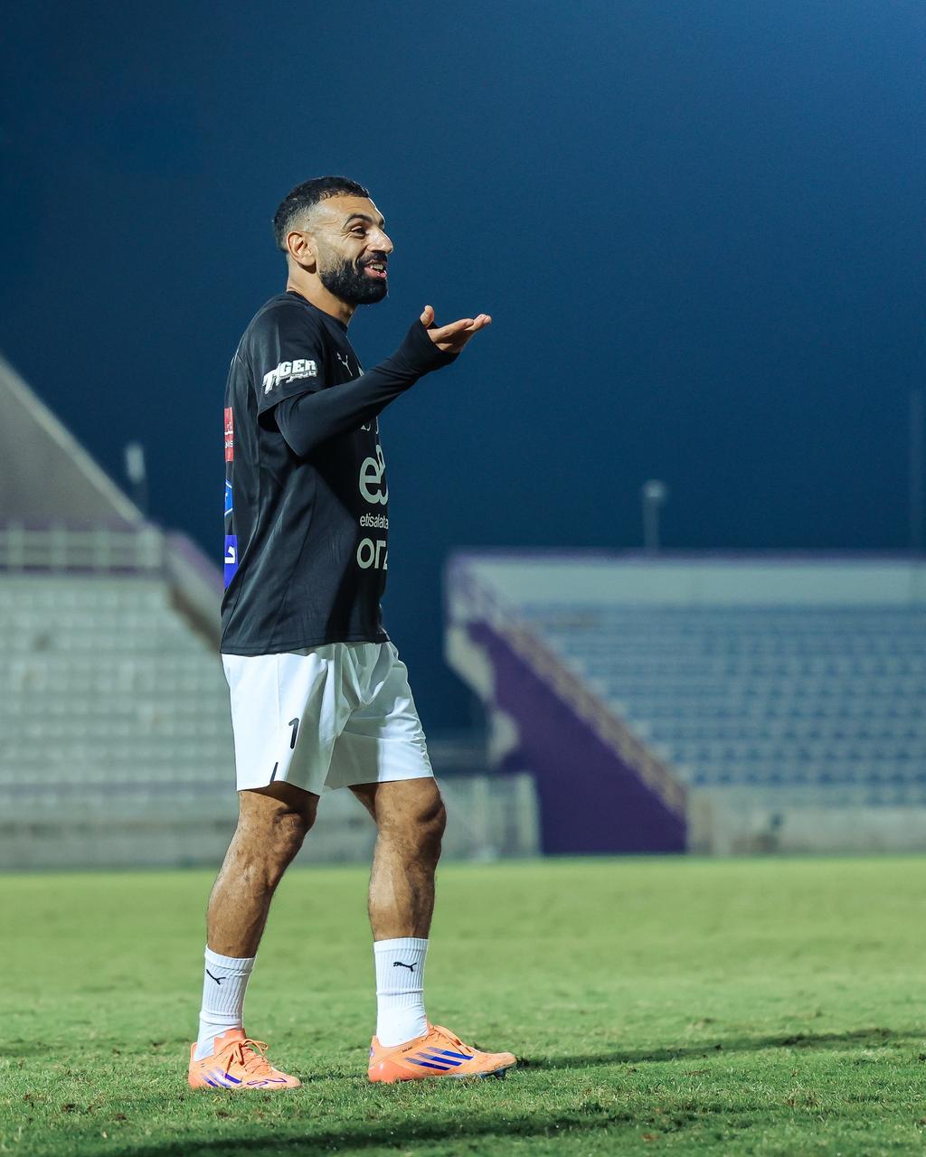 في حضور ابوريدة.. المنتخب الوطني يتدرب على ملعب هزاع بن زايد استعدادا لاوزبكستان