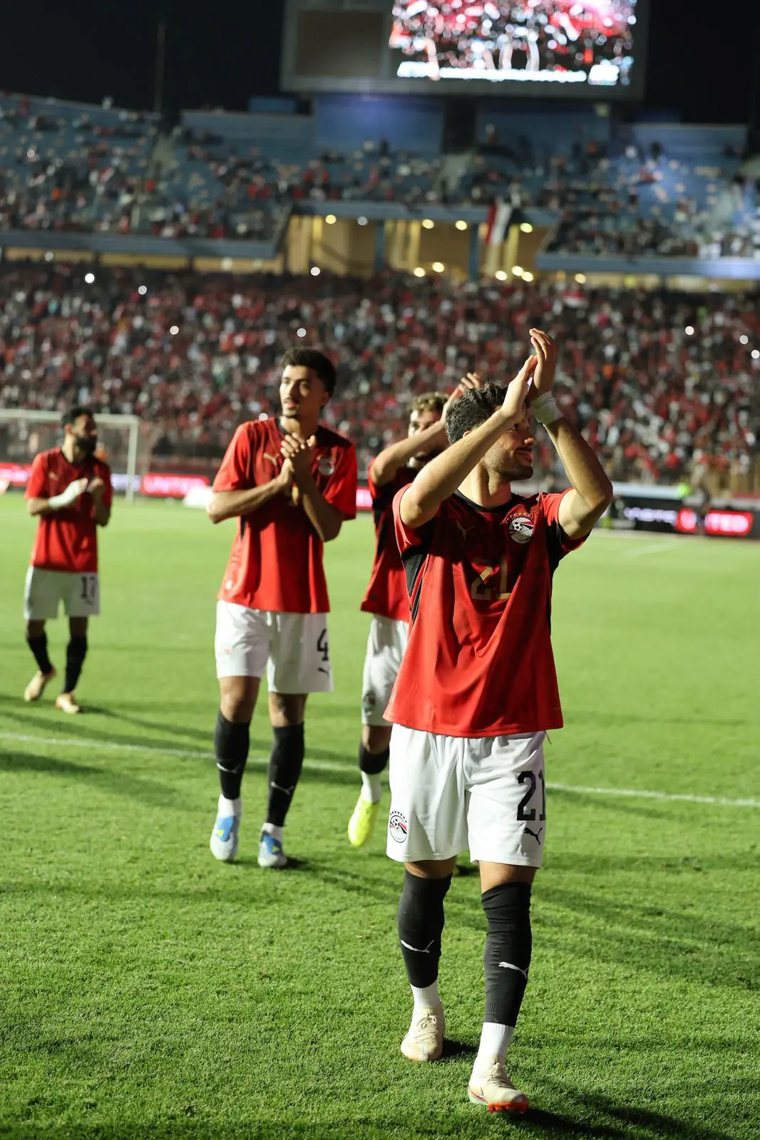 احتفالات لاعبي المنتخب الوطني بعد الفوز على روسيا