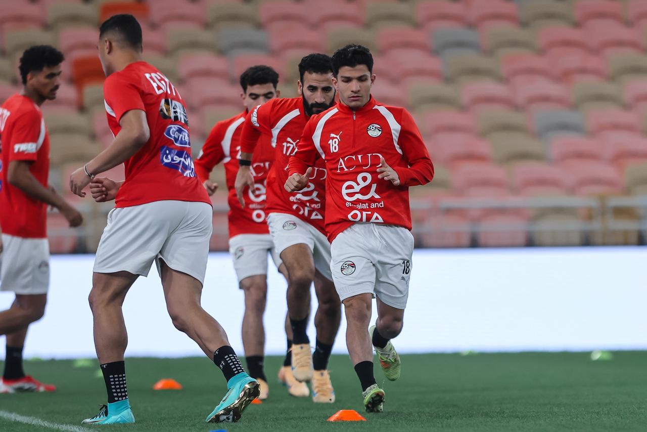 منتخب مصر يختتم تدريباته لمواجهة السعودية غداً.. ووزير الرياضة يجتمع باللاعبين