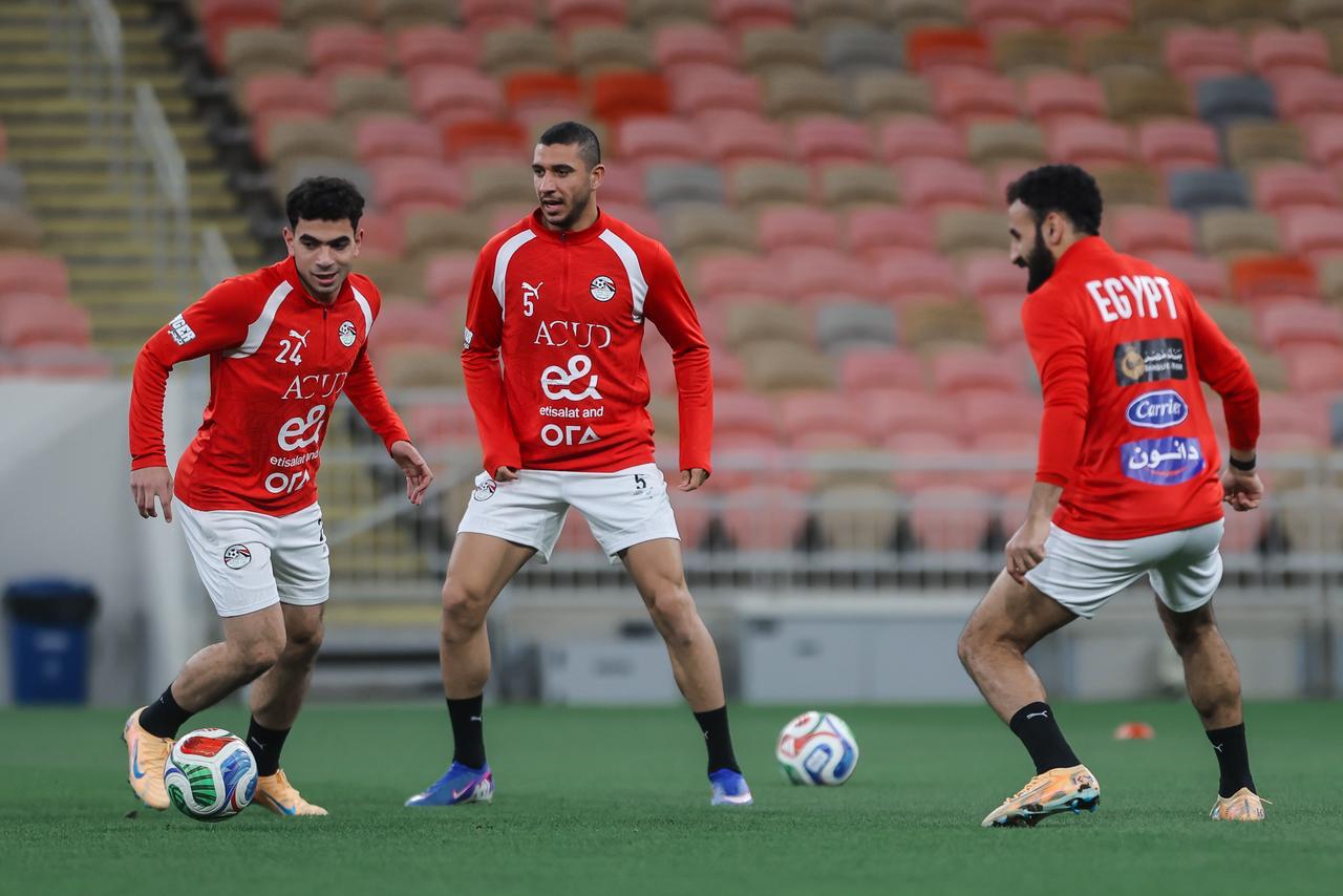 منتخب مصر يختتم تدريباته لمواجهة السعودية غداً.. ووزير الرياضة يجتمع باللاعبين