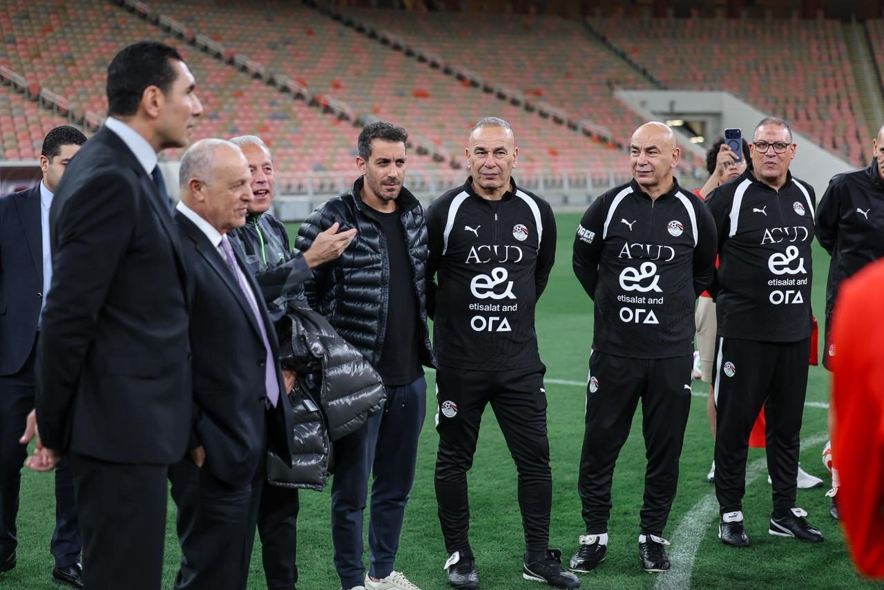 منتخب مصر يختتم تدريباته لمواجهة السعودية غداً.. ووزير الرياضة يجتمع باللاعبين