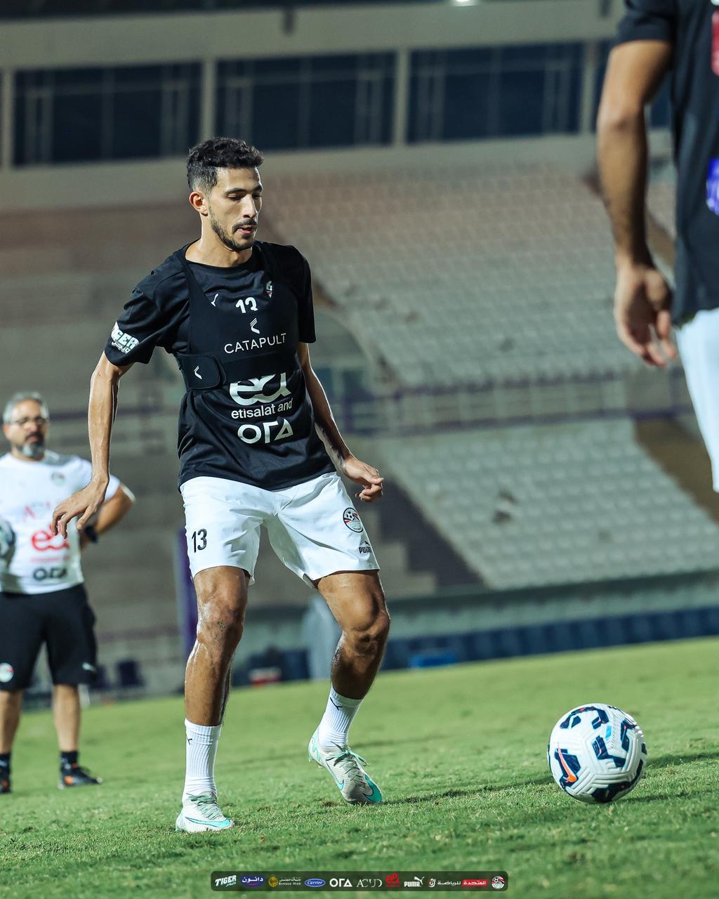 في حضور ابوريدة.. المنتخب الوطني يتدرب على ملعب هزاع بن زايد استعدادا لاوزبكستان