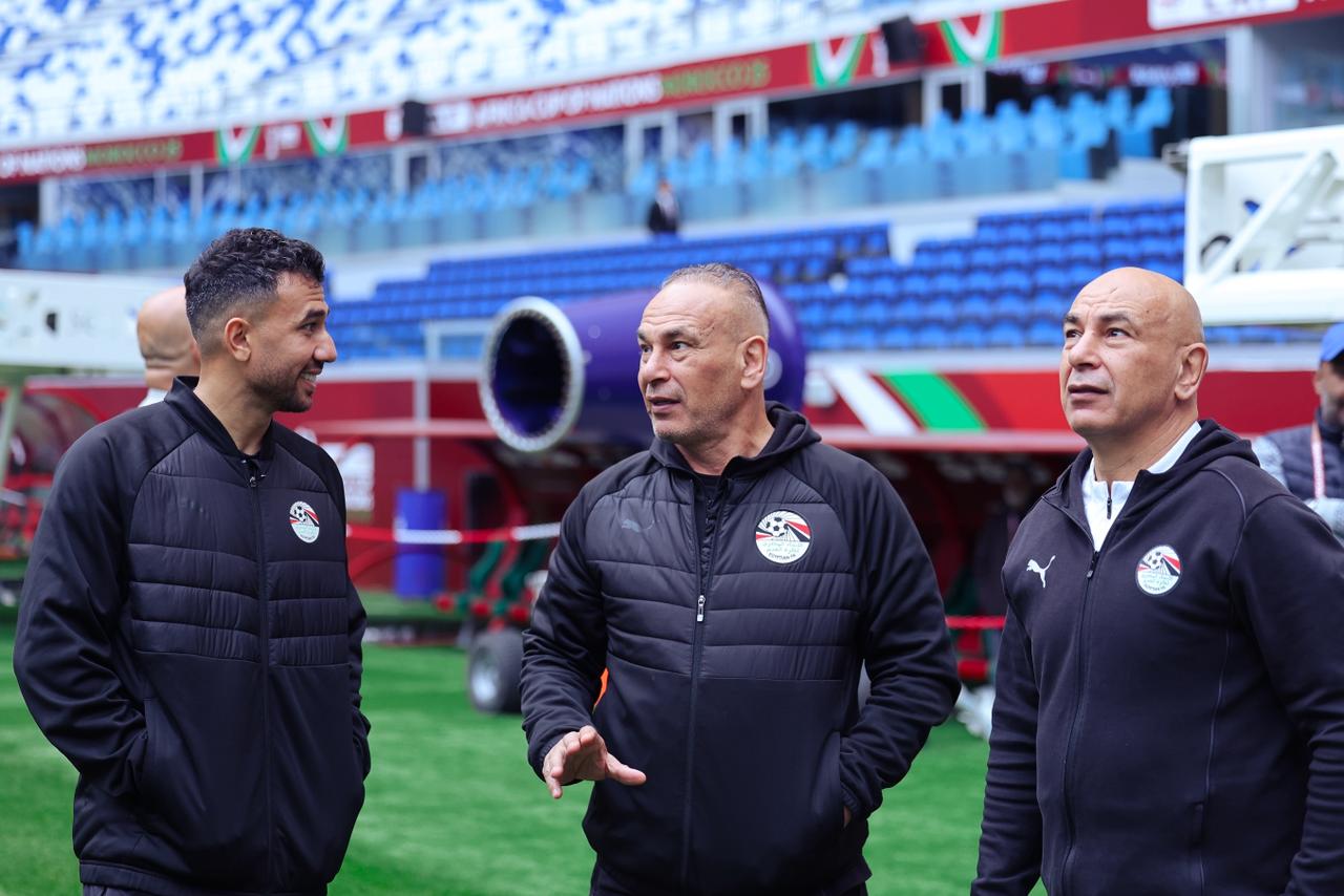منتخب مصر يتفقد أرضية ملعب مباراة السنغال 