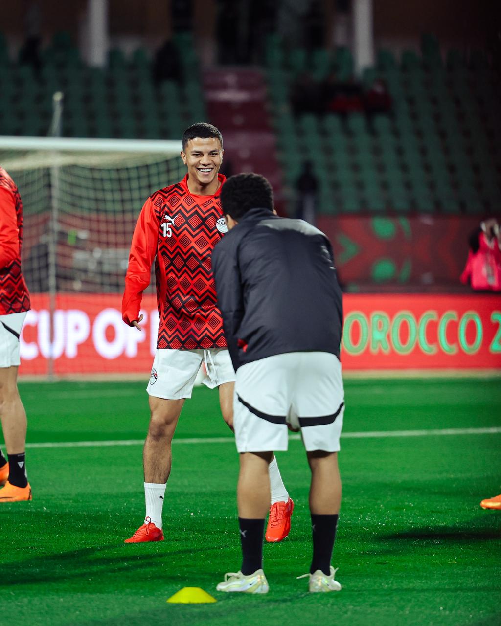 احماء لاعبو المنتخب قبل بداية مباراة زيمبابوي