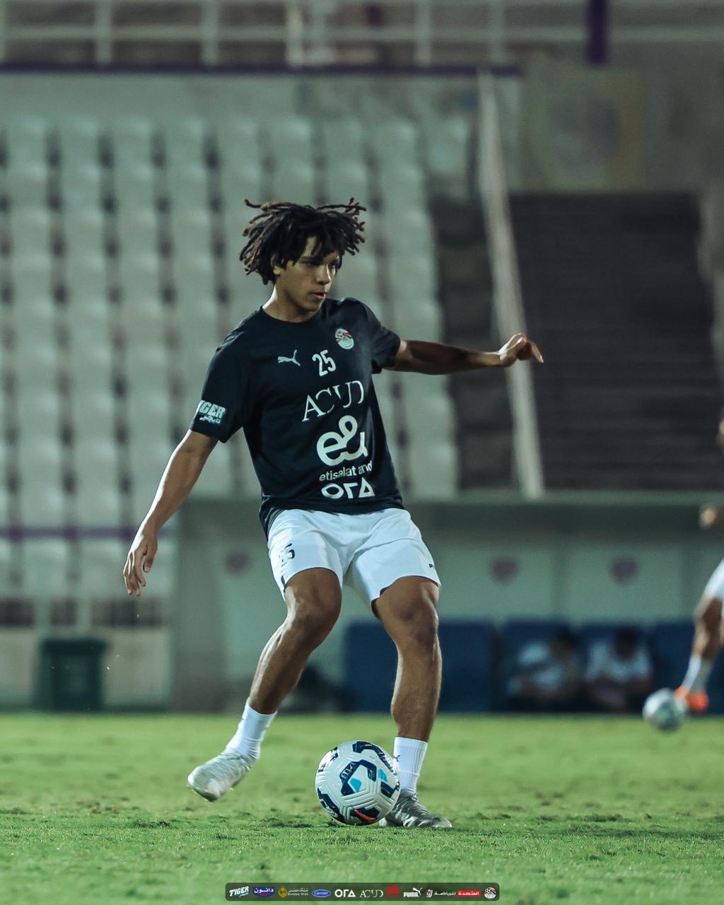 في حضور ابوريدة.. المنتخب الوطني يتدرب على ملعب هزاع بن زايد استعدادا لاوزبكستان