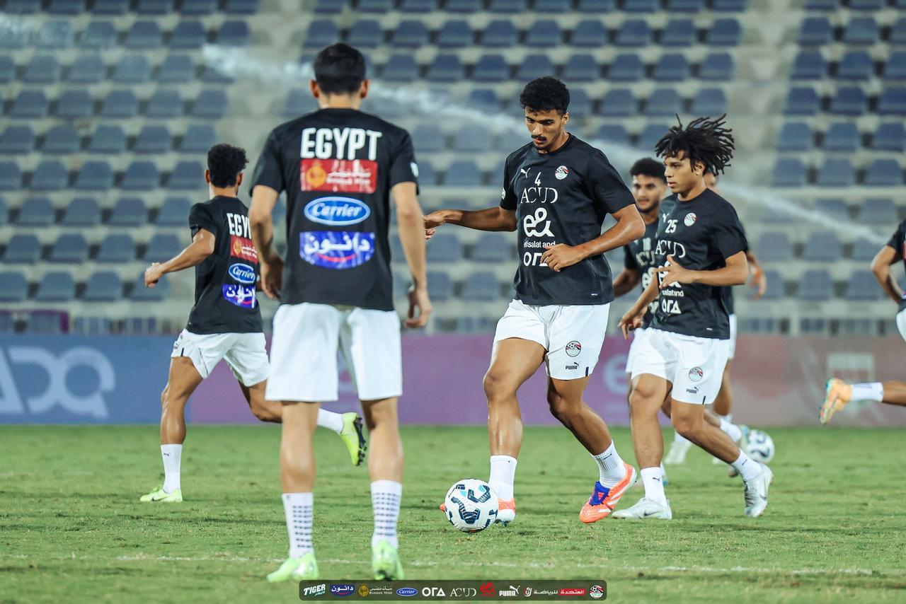 في حضور ابوريدة.. المنتخب الوطني يتدرب على ملعب هزاع بن زايد استعدادا لاوزبكستان