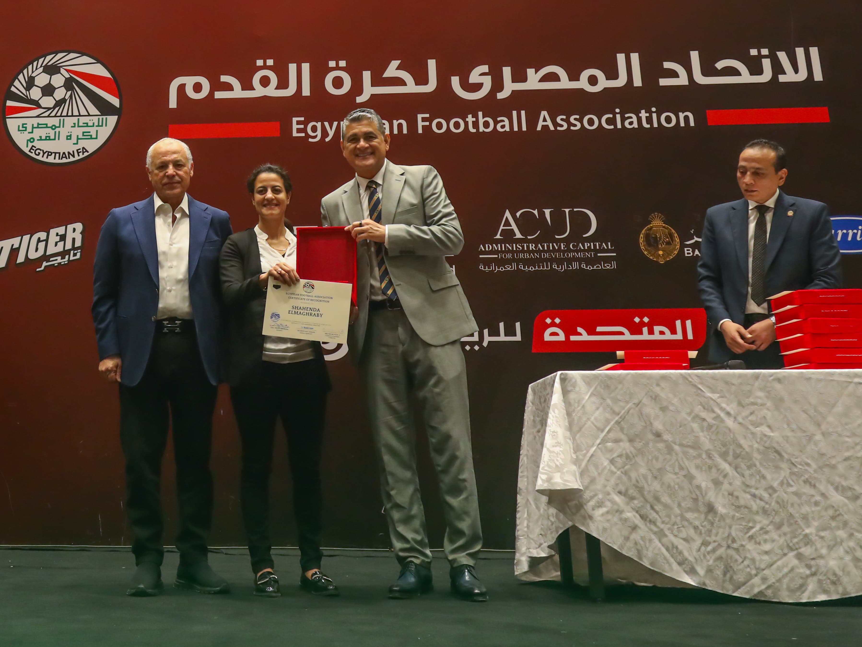 بالصور.. أبوريدة يسلم الشارة للحكام الدوليين