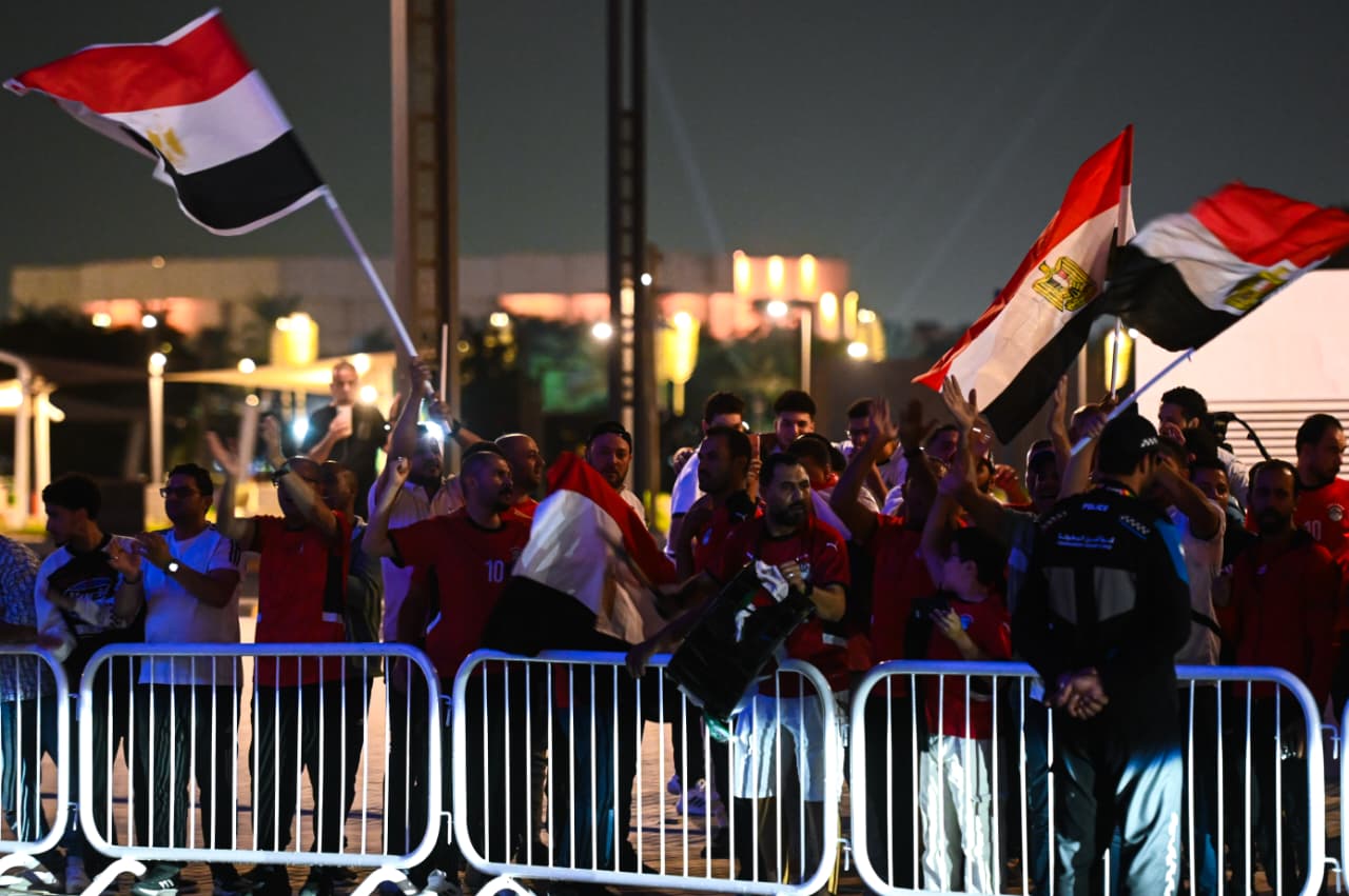 جماهير مصر في استقبال بعثة منتخب مصر المشارك في كأس العرب عند وصولها للدوحة
