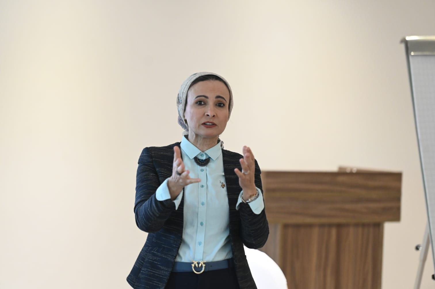 صور محاضرة pro1  عن طرق التعامل مع وسائل الإعلام