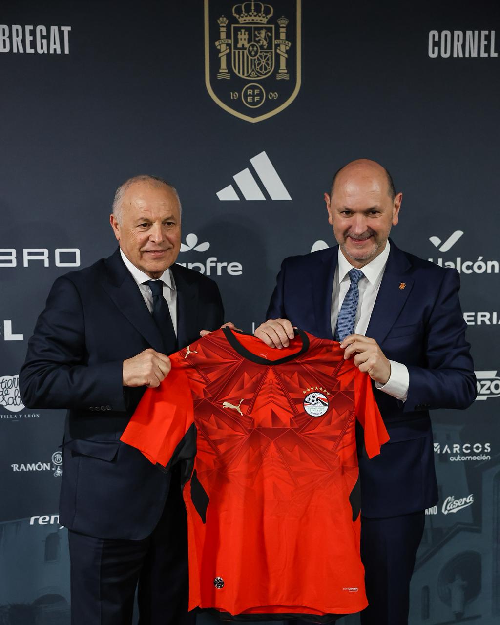 بالصور أبوريدة يهدي قميص منتخب مصر لرئيس الاتحاد الإسباني