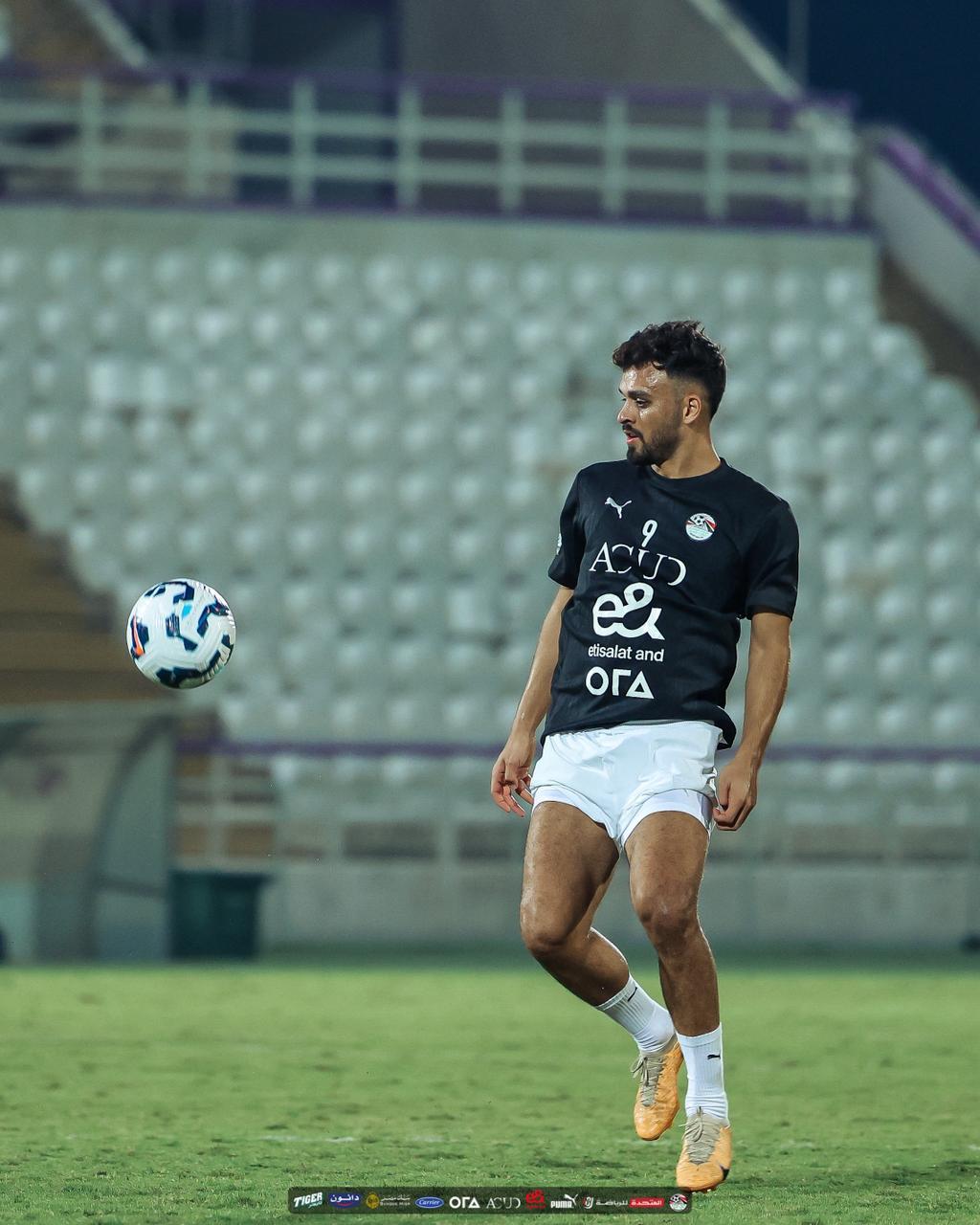 في حضور ابوريدة.. المنتخب الوطني يتدرب على ملعب هزاع بن زايد استعدادا لاوزبكستان