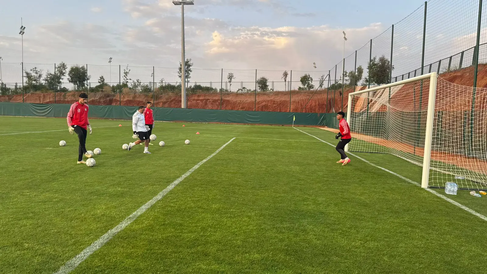 بالصور: منتخب الناشئين يواصل تحضيراته لمواجهة كوت ديفوار