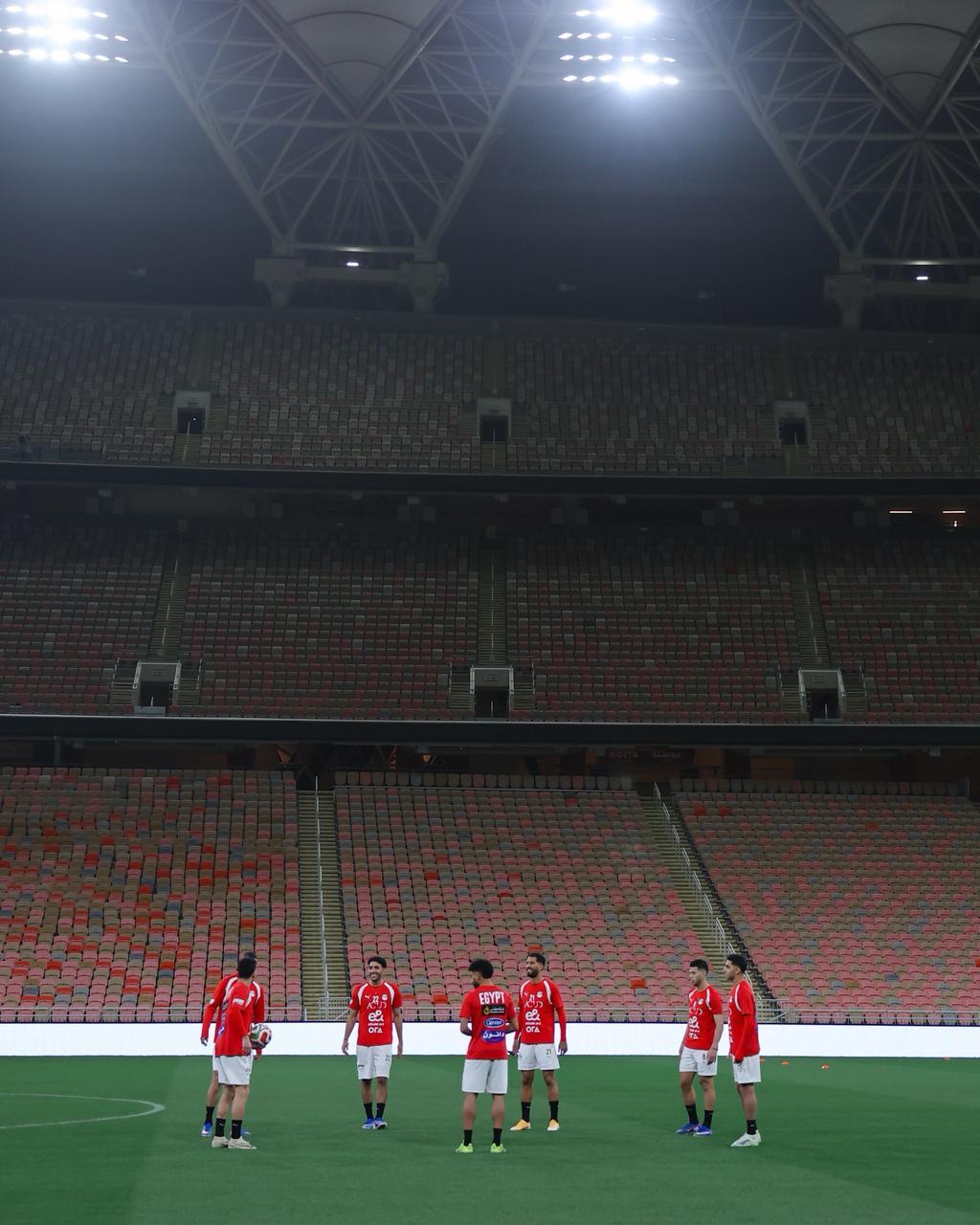 منتخب مصر يختتم تدريباته لمواجهة السعودية غداً.. ووزير الرياضة يجتمع باللاعبين