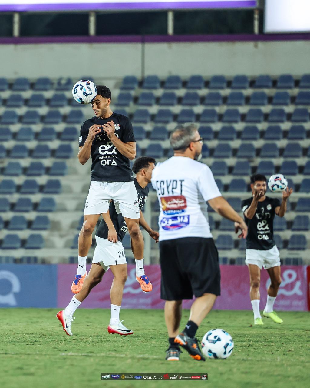 في حضور ابوريدة.. المنتخب الوطني يتدرب على ملعب هزاع بن زايد استعدادا لاوزبكستان