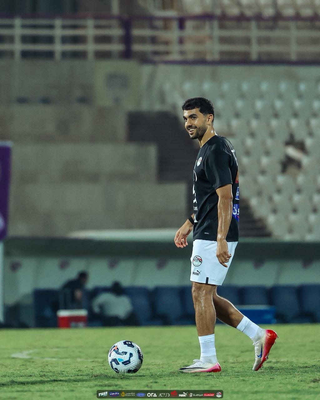 في حضور ابوريدة.. المنتخب الوطني يتدرب على ملعب هزاع بن زايد استعدادا لاوزبكستان