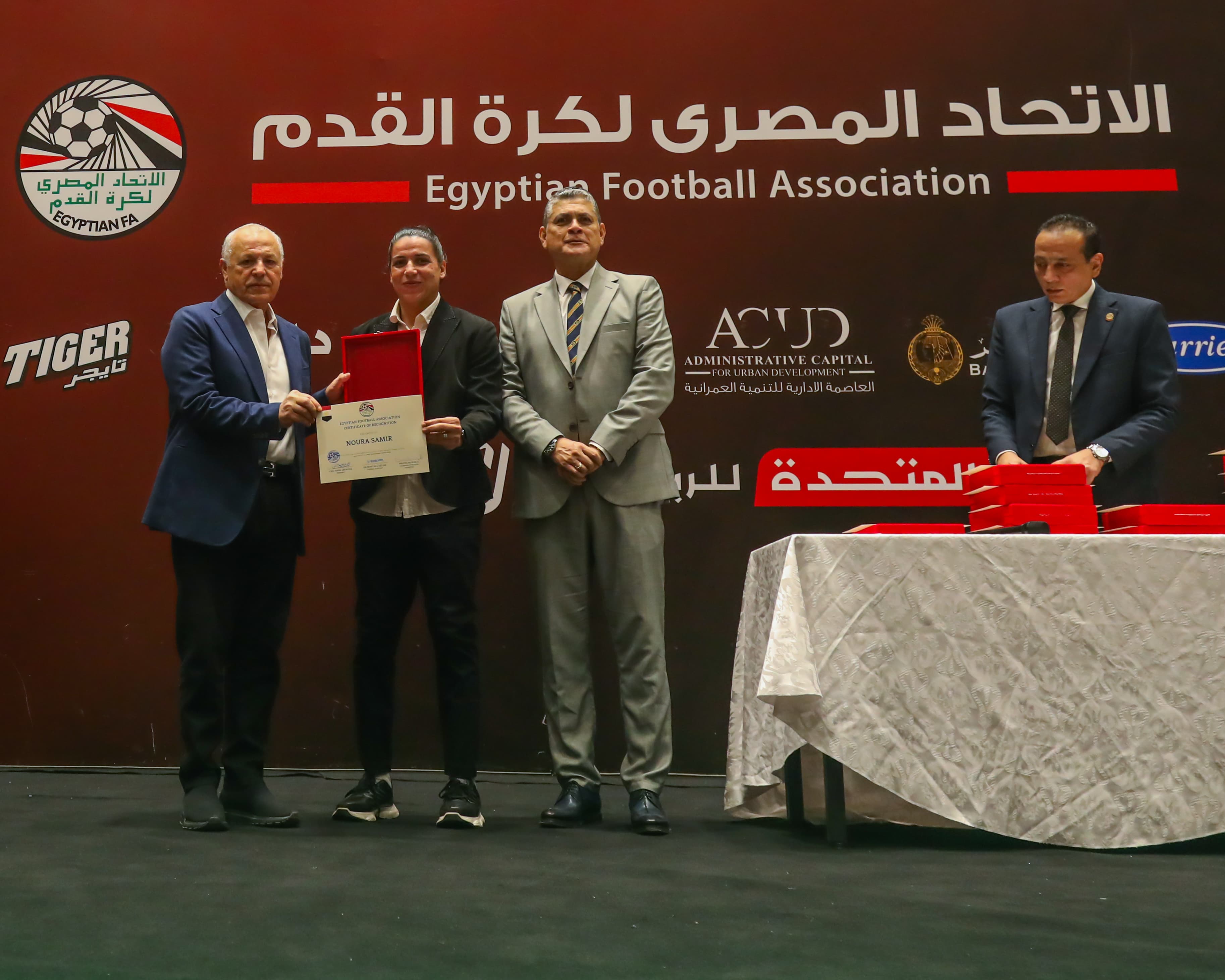 بالصور.. أبوريدة يسلم الشارة للحكام الدوليين