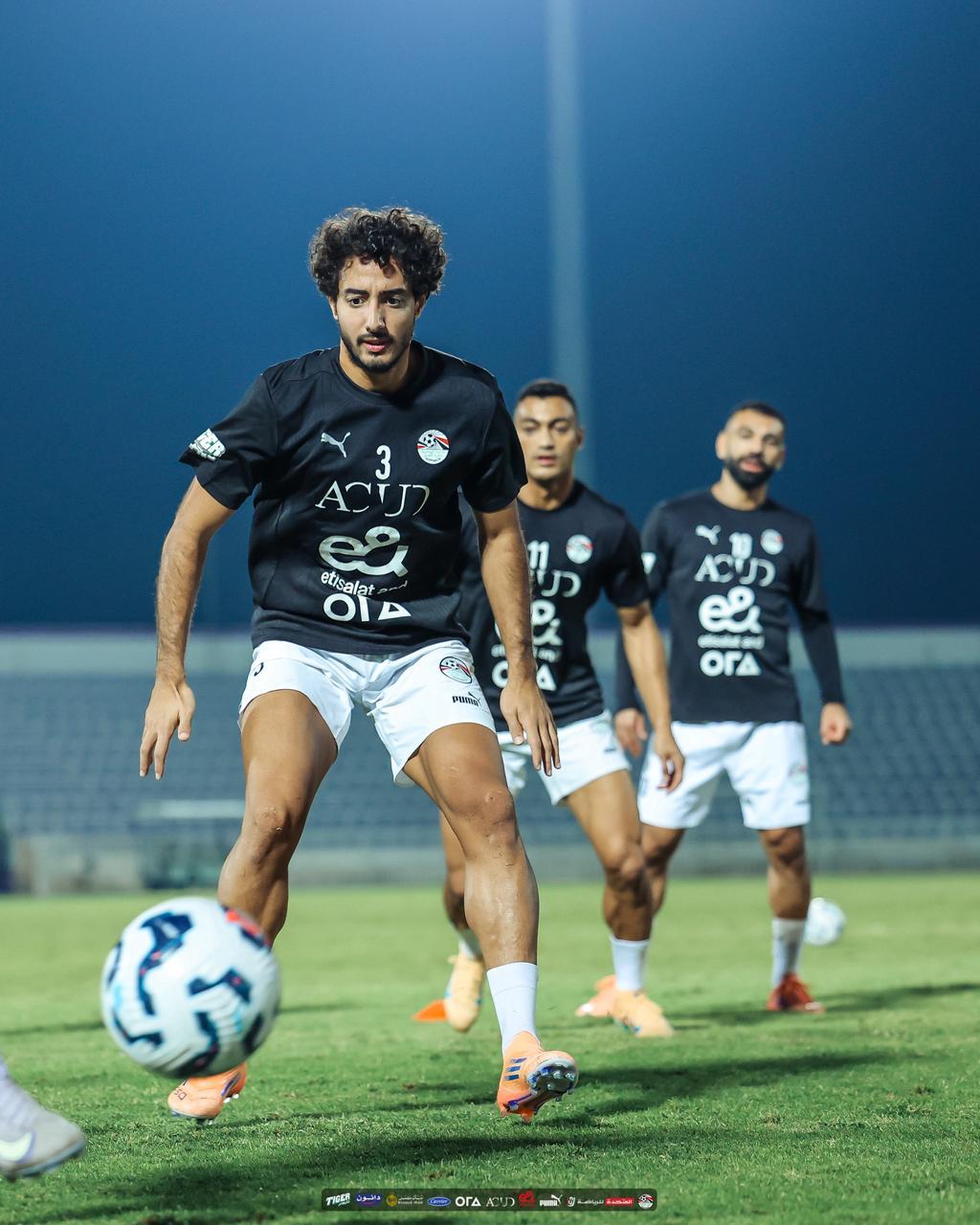 في حضور ابوريدة.. المنتخب الوطني يتدرب على ملعب هزاع بن زايد استعدادا لاوزبكستان